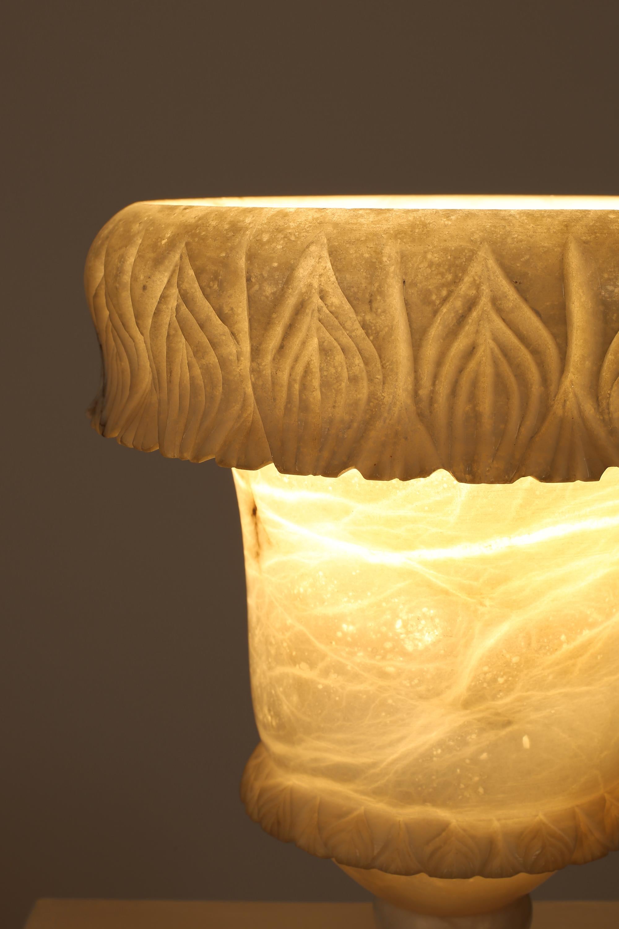 Lampe Urne en albâtre sculpté des années 1940 Off-White Bon état - En vente à London, GB
