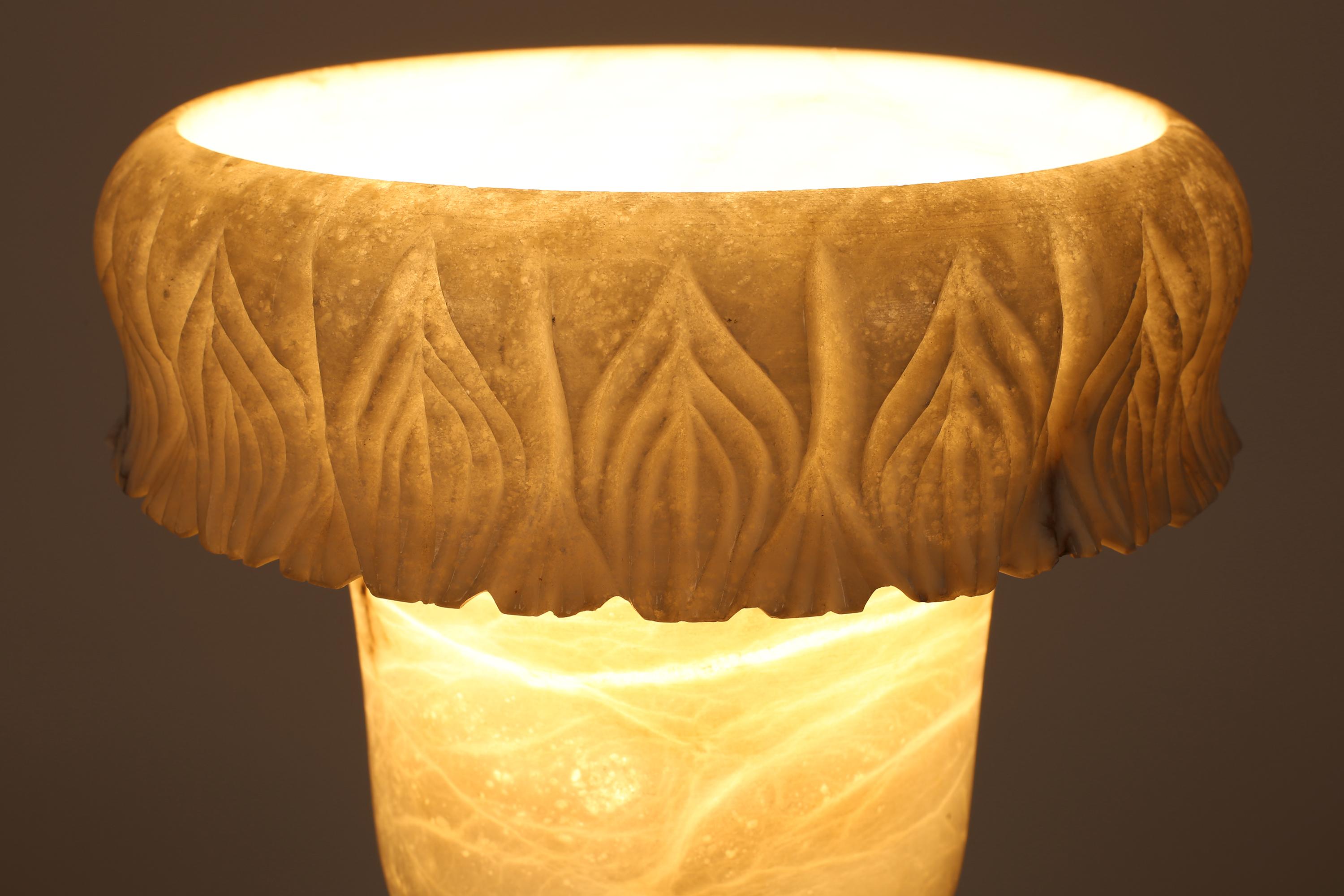 20ième siècle Lampe Urne en albâtre sculpté des années 1940 Off-White en vente