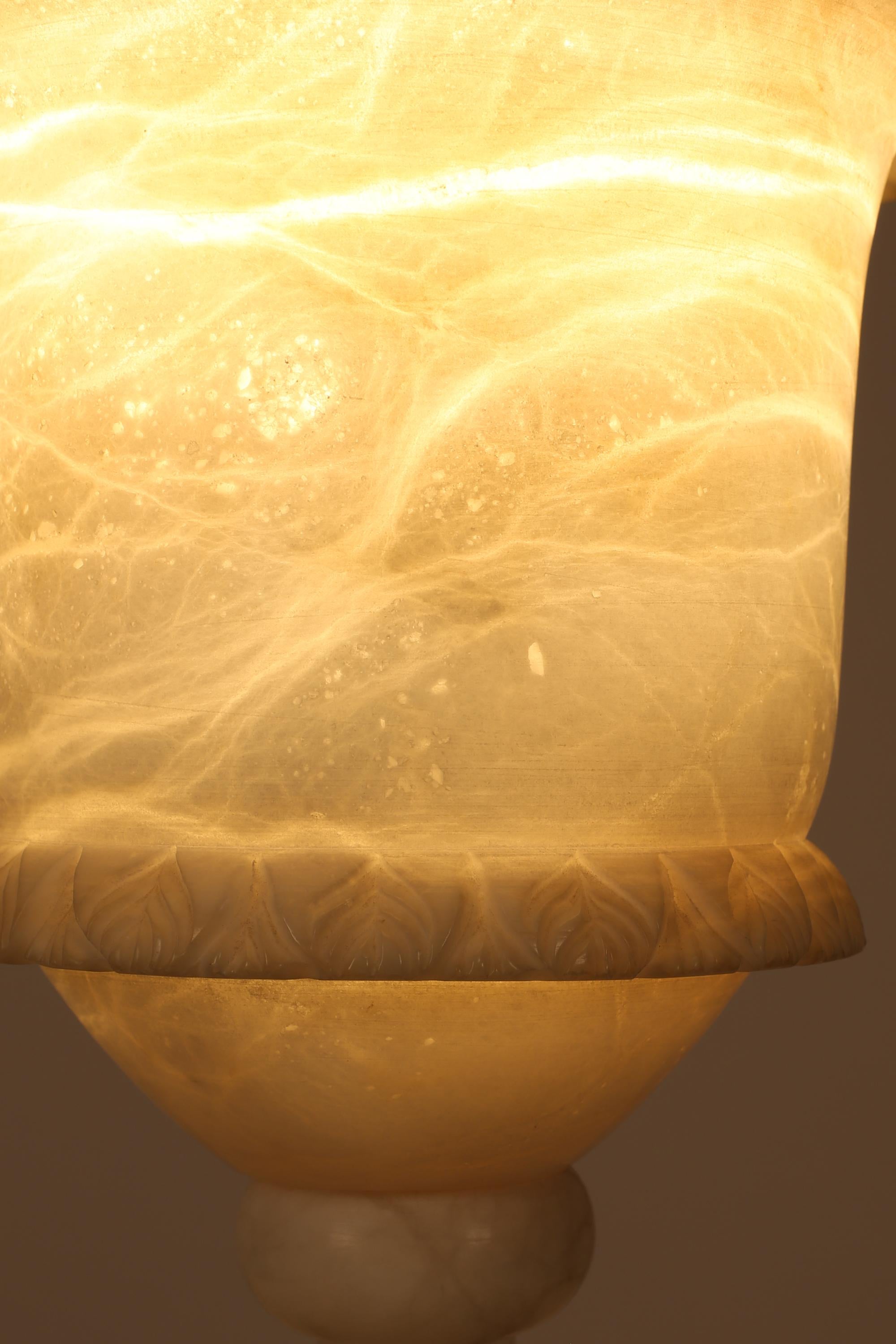 Albâtre Lampe Urne en albâtre sculpté des années 1940 Off-White en vente