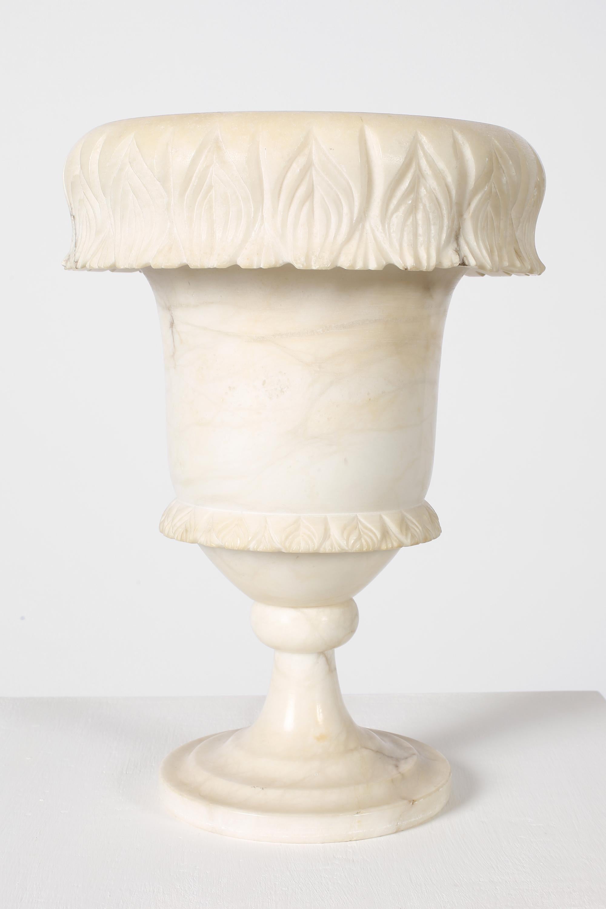 Lampe Urne en albâtre sculpté des années 1940 Off-White en vente 1