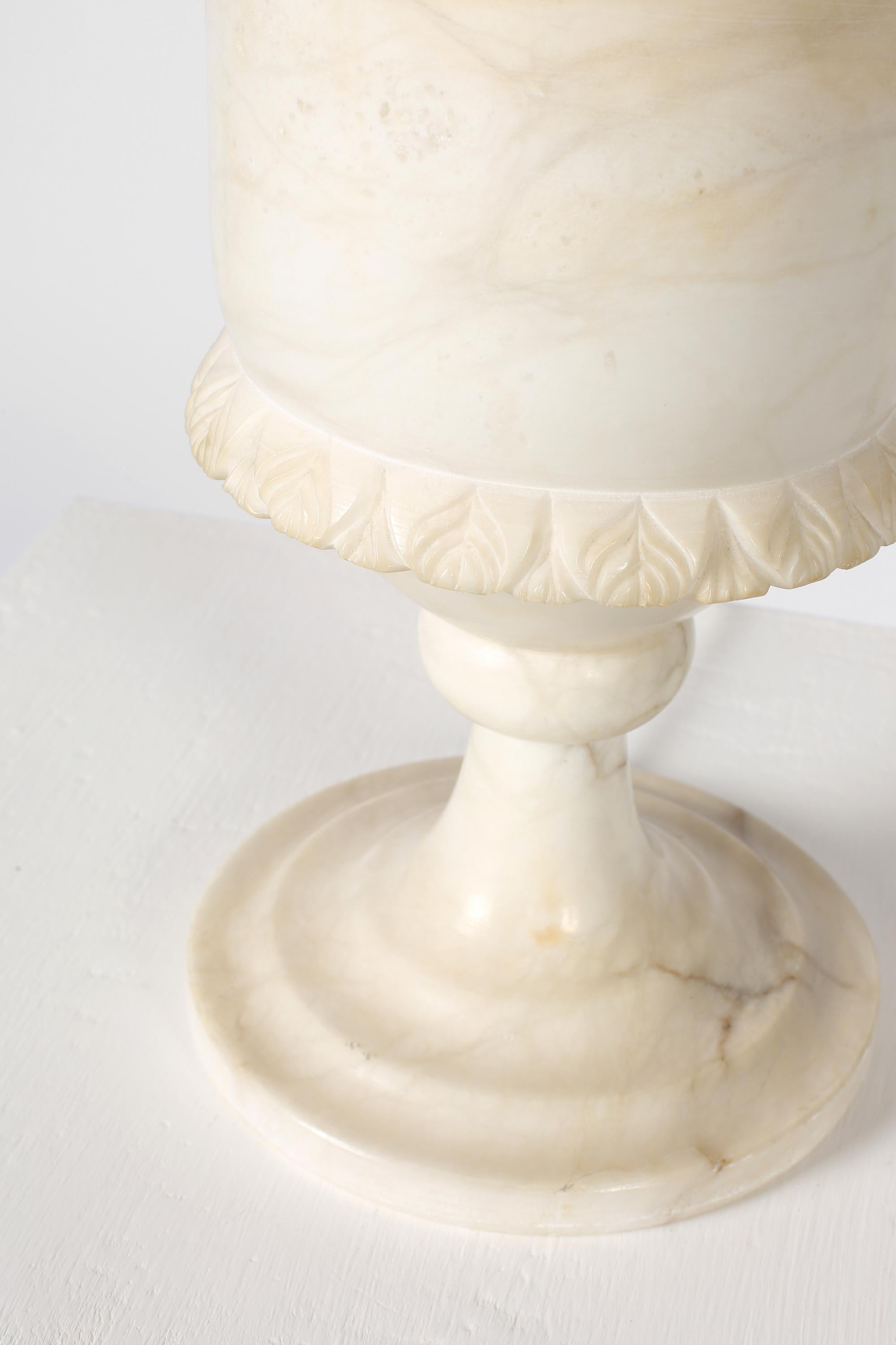 Lampe Urne en albâtre sculpté des années 1940 Off-White en vente 2
