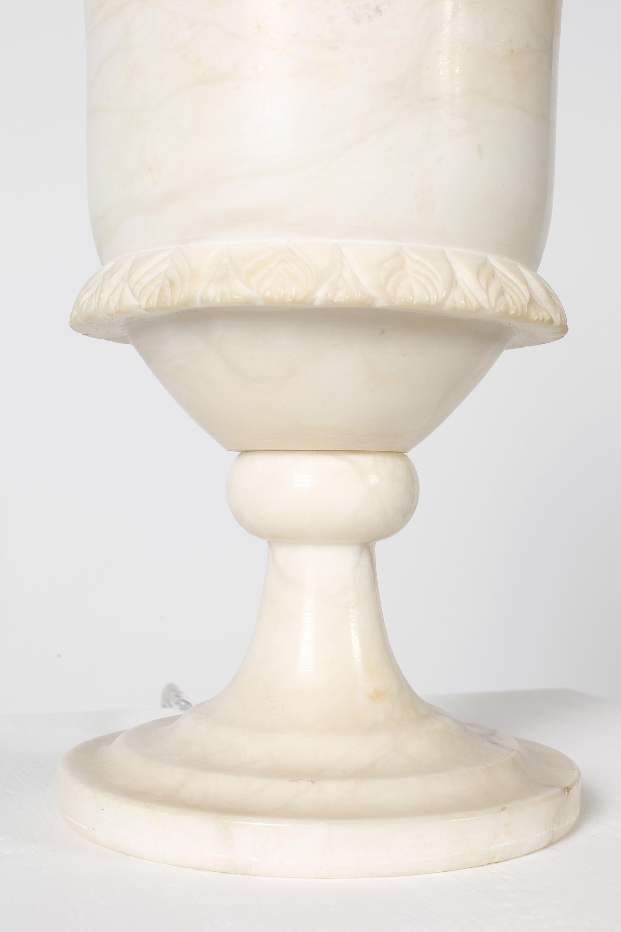 Lampe Urne en albâtre sculpté des années 1940 Off-White en vente 3