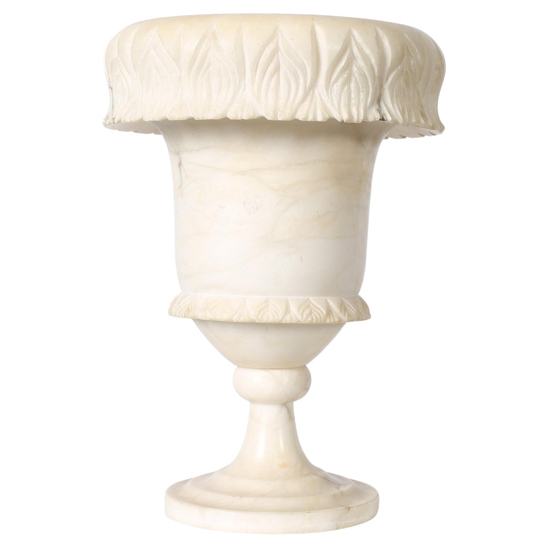 Lampe Urne en albâtre sculpté des années 1940 Off-White