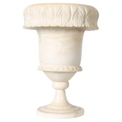 Französisch 1940er Off-White geschnitzte Alabaster Urne Lampe