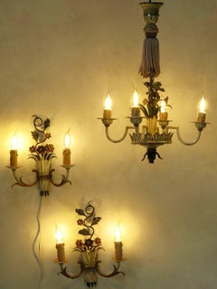 Araña francesa de tole pintada de los años 40 y dos candelabros