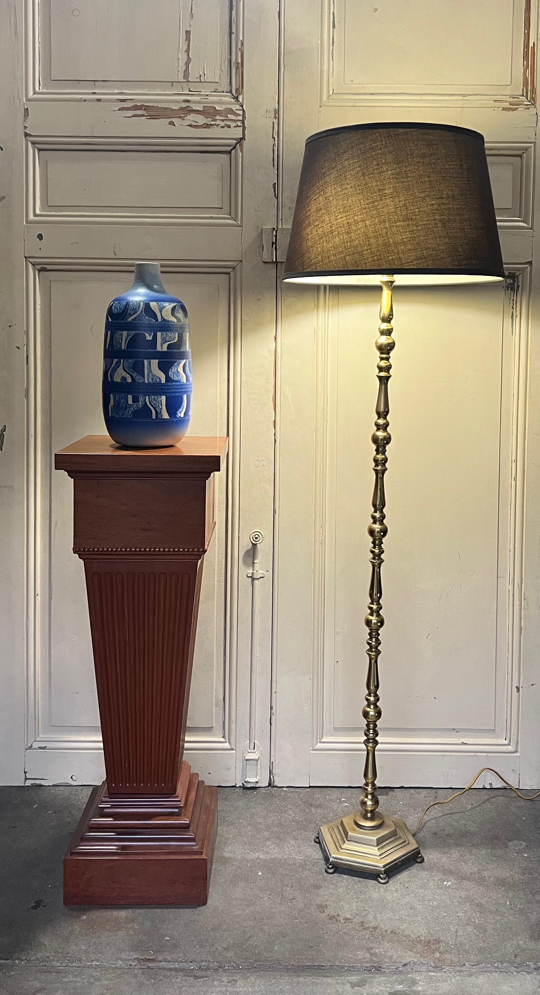 Französische Stehlampe aus poliertem Messing und Bronze aus den 1940er Jahren (Art déco) im Angebot