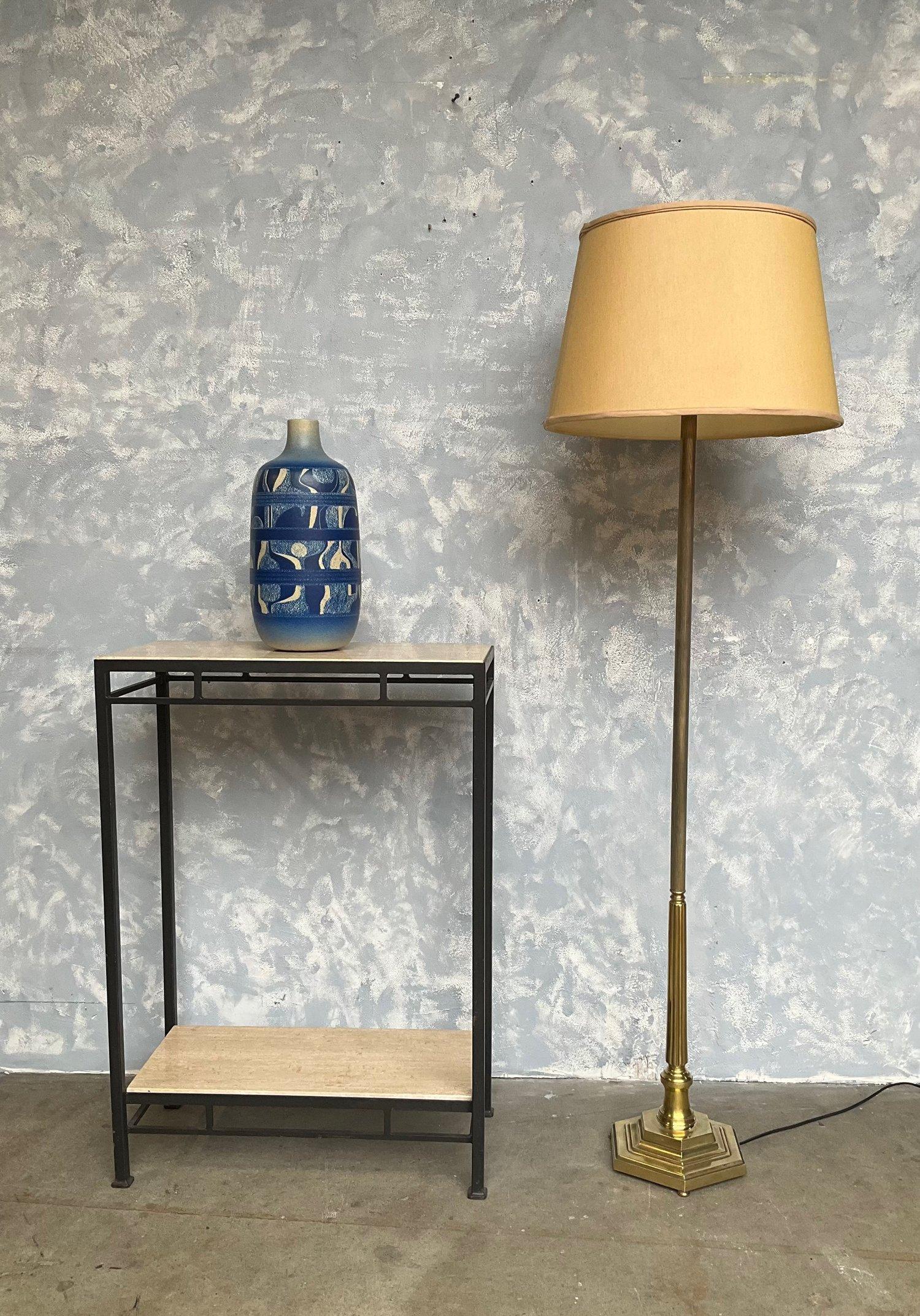Lampada da terra francese in stile neoclassico in ottone e bronzo lucidato degli anni '40 in vendita 3