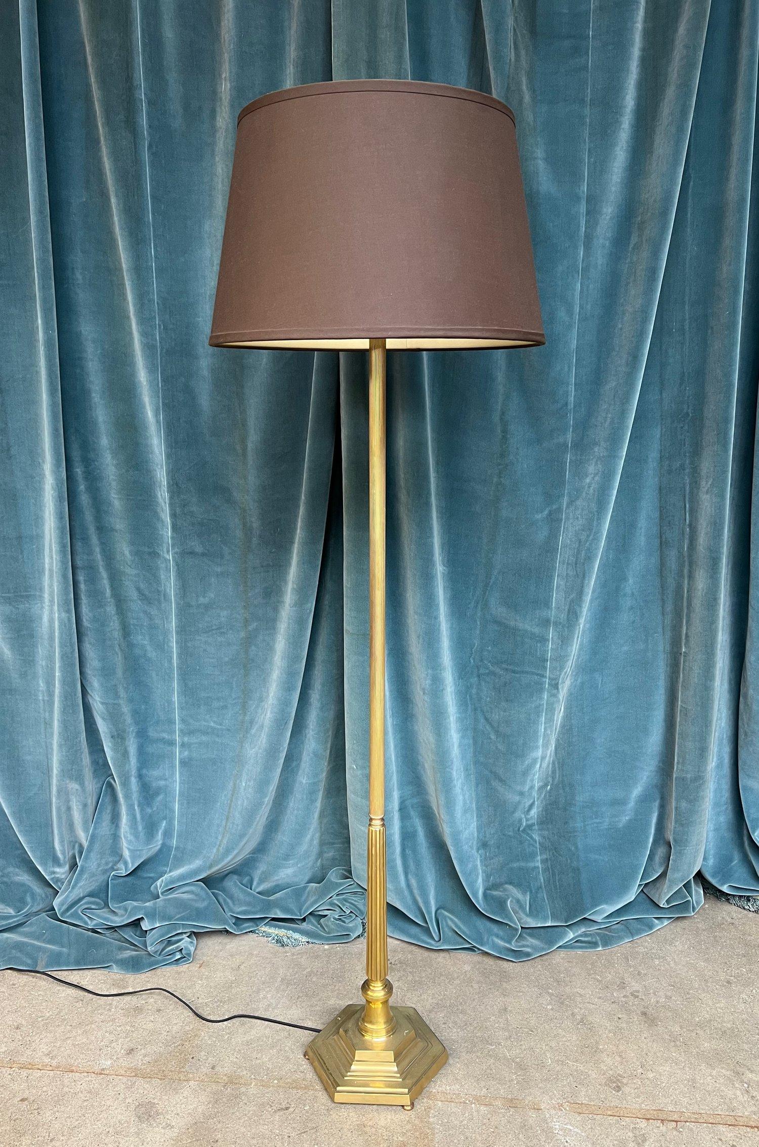 Questa lampada da terra francese del 1940 in ottone e bronzo in stile neoclassico presenta una base esagonale che sostiene uno stelo delicatamente scanalato. Recentemente ricablata con una doppia presa di qualità professionale e un cavo avvolto in
