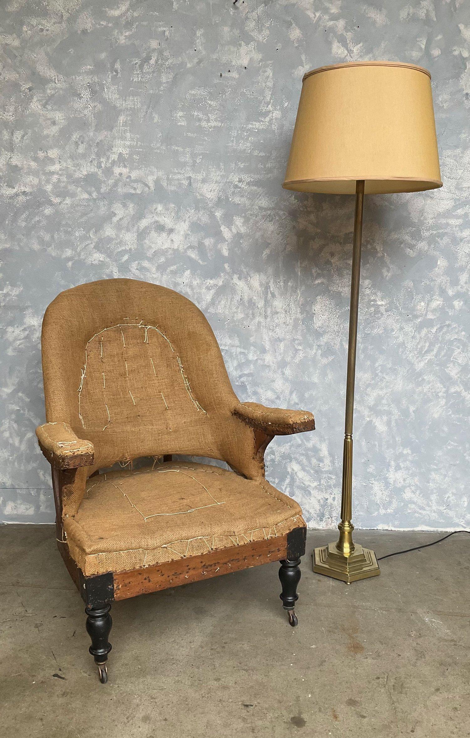 Neoclassico Lampada da terra francese in stile neoclassico in ottone e bronzo lucidato degli anni '40 in vendita