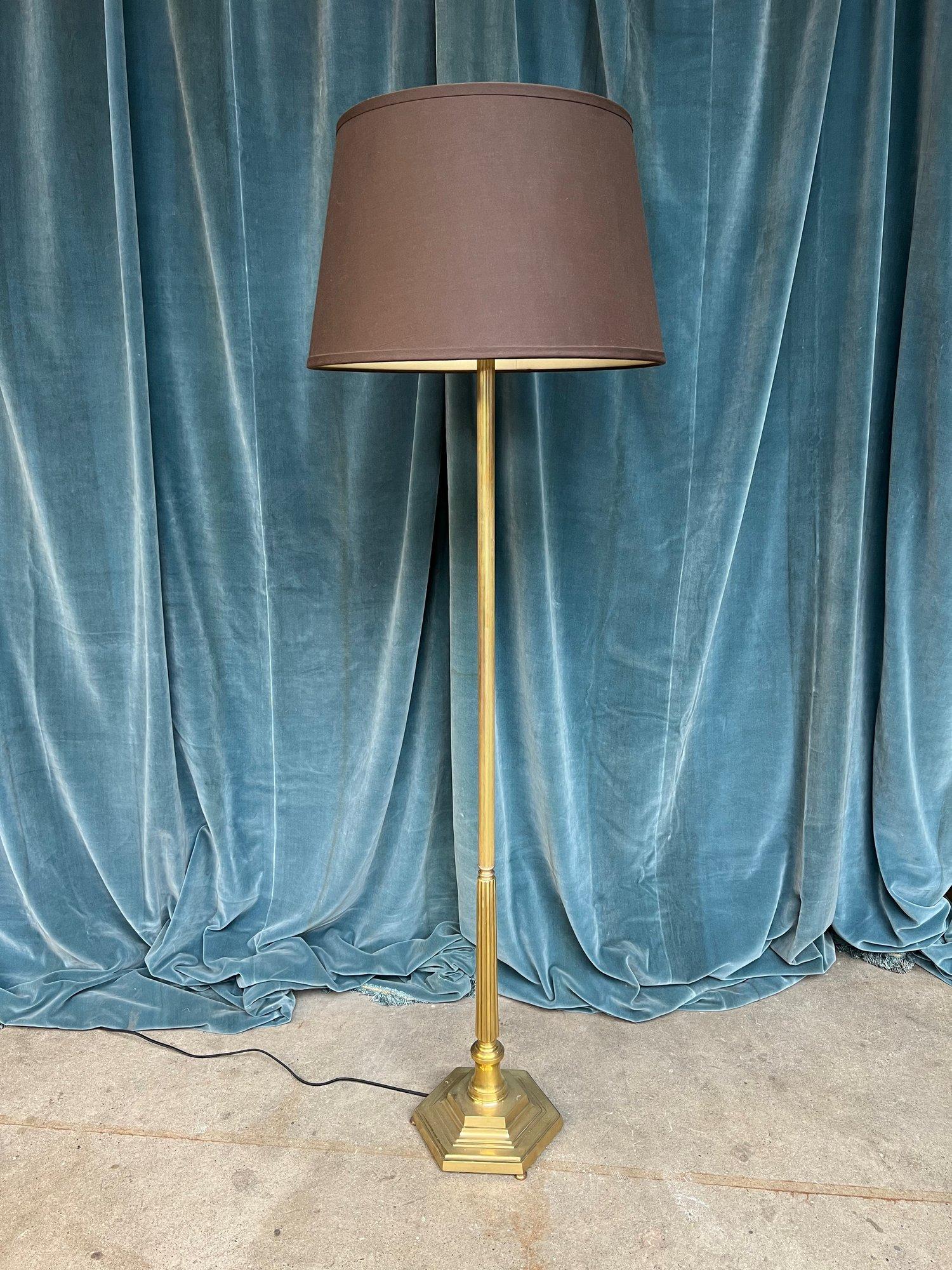 Metà XX secolo Lampada da terra francese in stile neoclassico in ottone e bronzo lucidato degli anni '40 in vendita