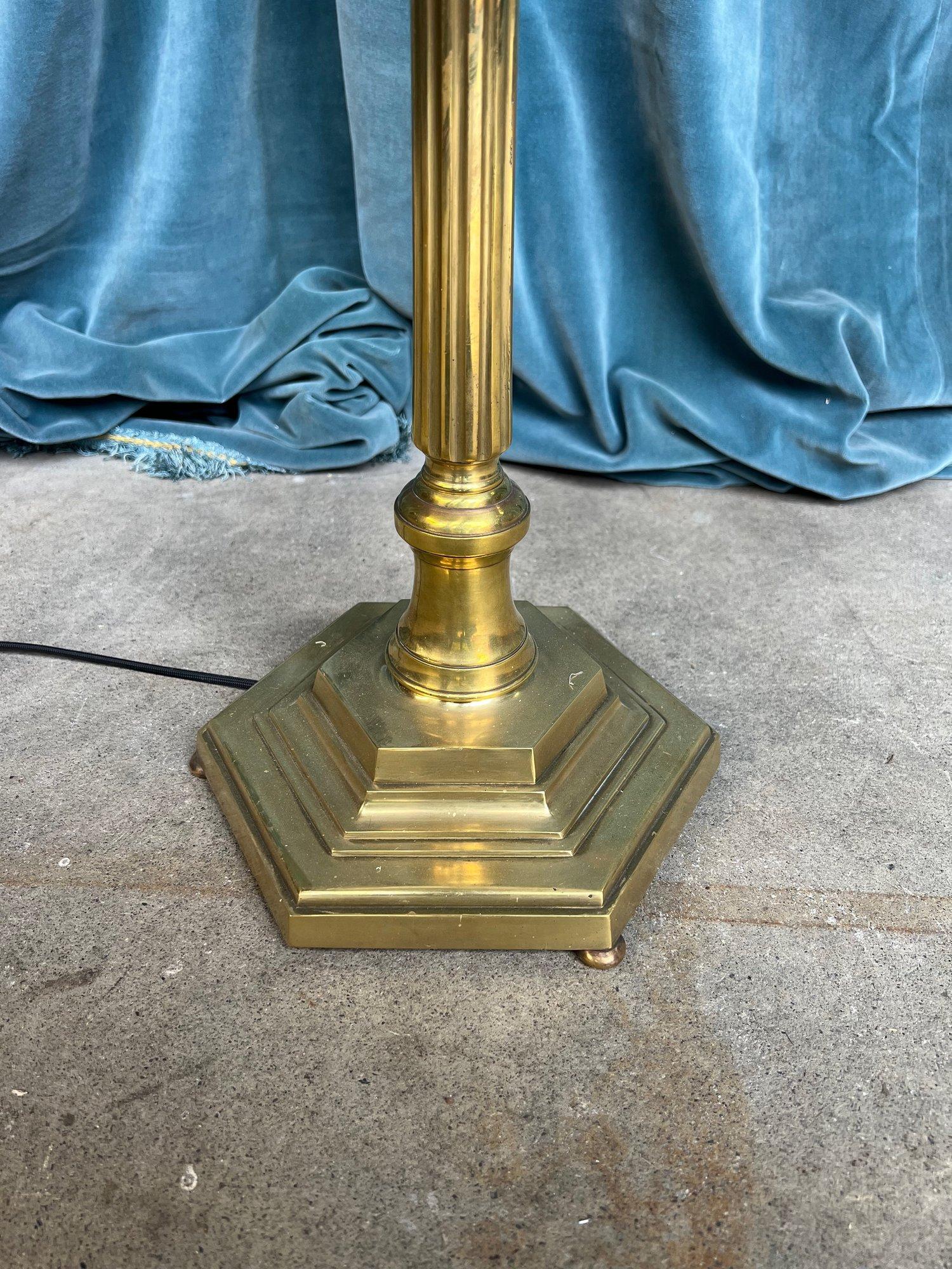 Ottone Lampada da terra francese in stile neoclassico in ottone e bronzo lucidato degli anni '40 in vendita