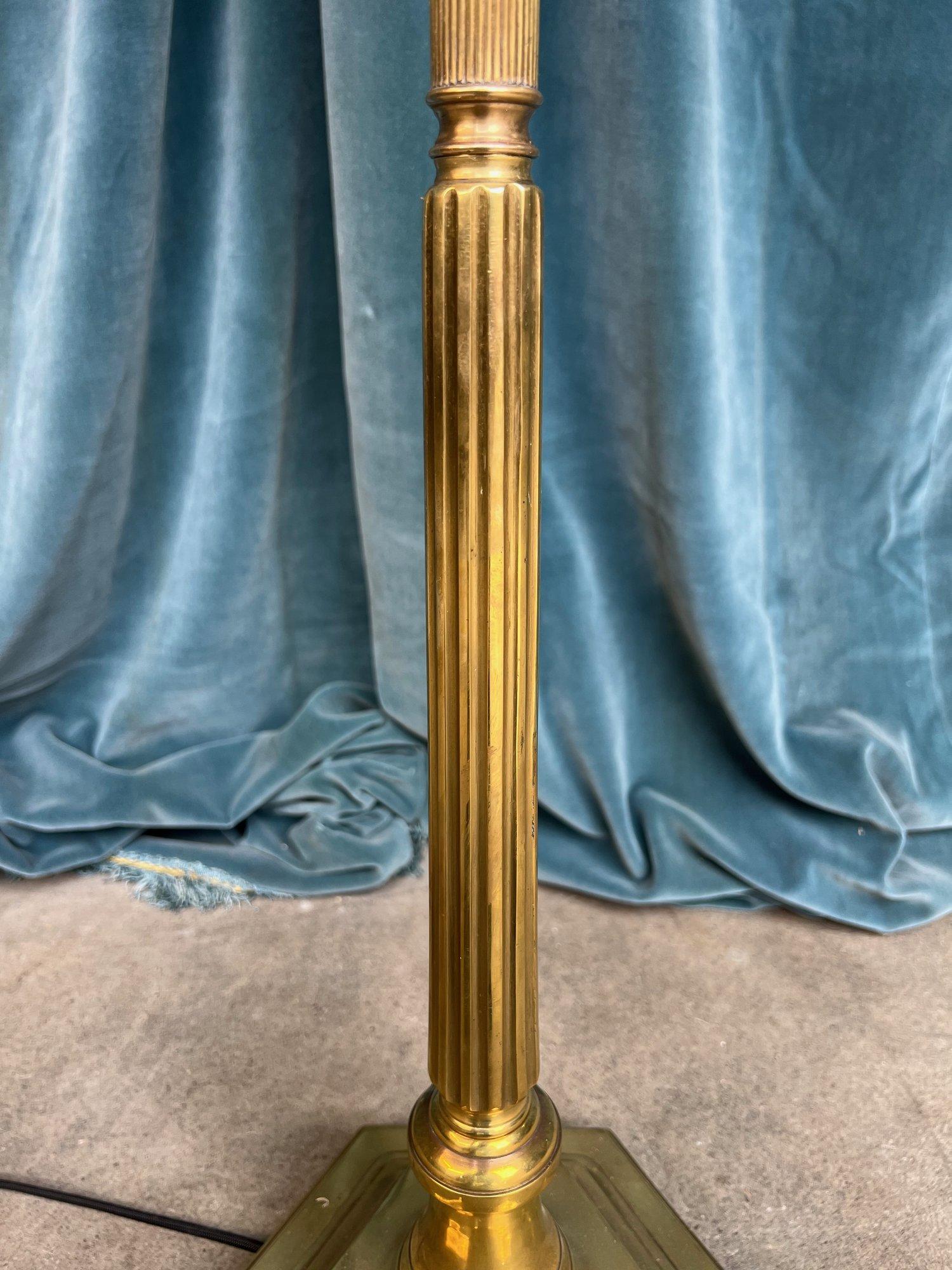 Lampada da terra francese in stile neoclassico in ottone e bronzo lucidato degli anni '40 in vendita 1