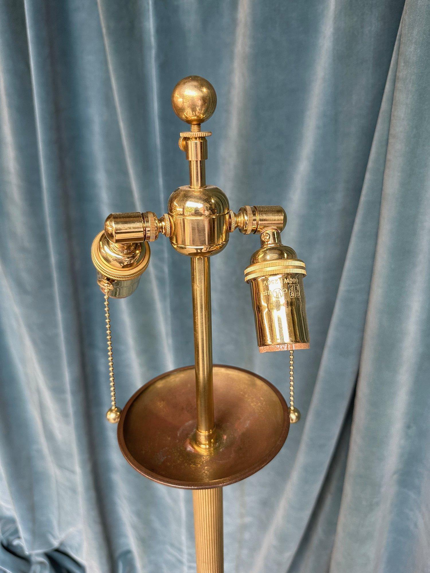 Lampada da terra francese in stile neoclassico in ottone e bronzo lucidato degli anni '40 in vendita 2