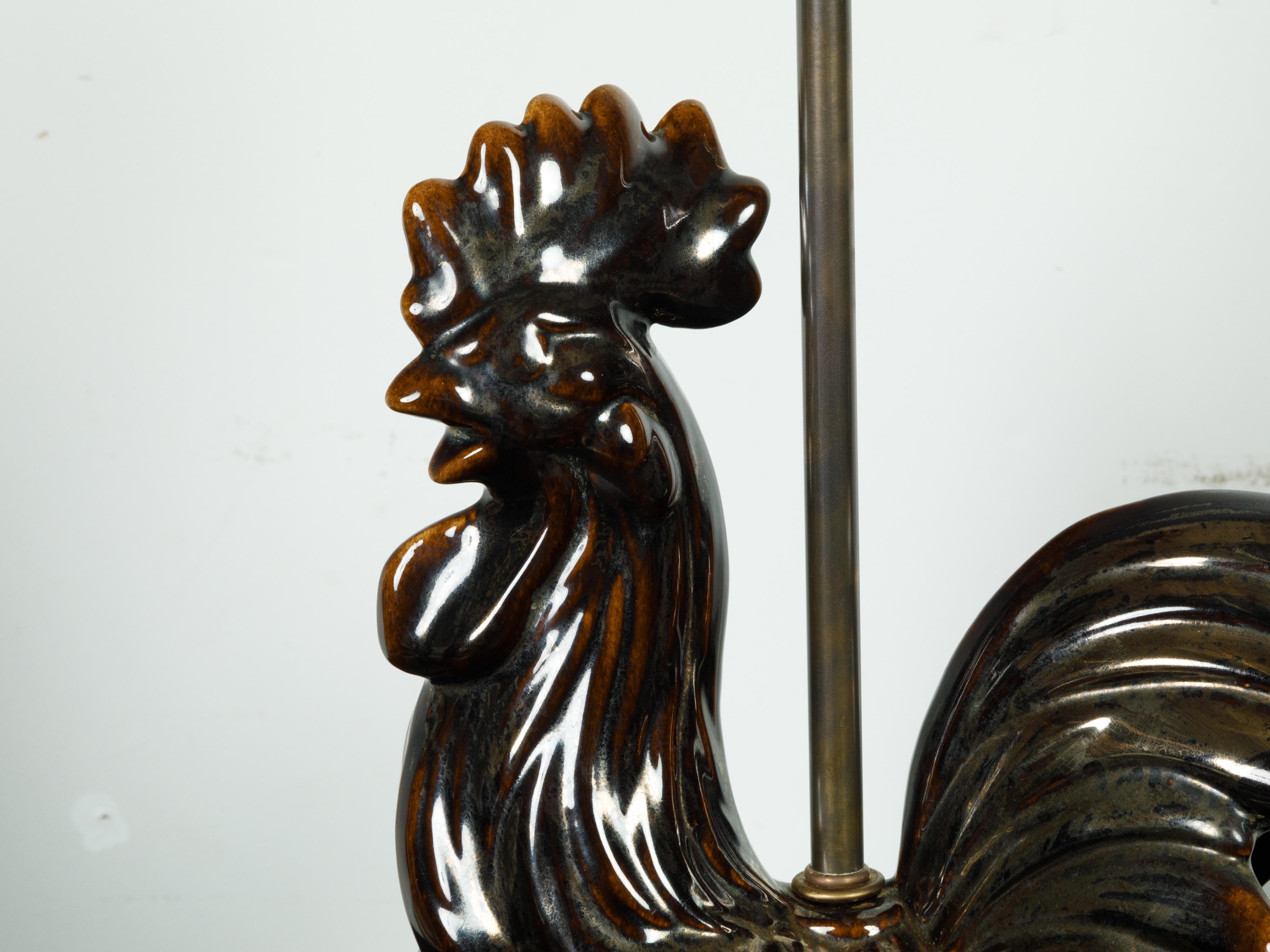 20th Century French 1940s Pottery Rooster Table Lamp with Dark Brown Patina and Lucite Base For Sale