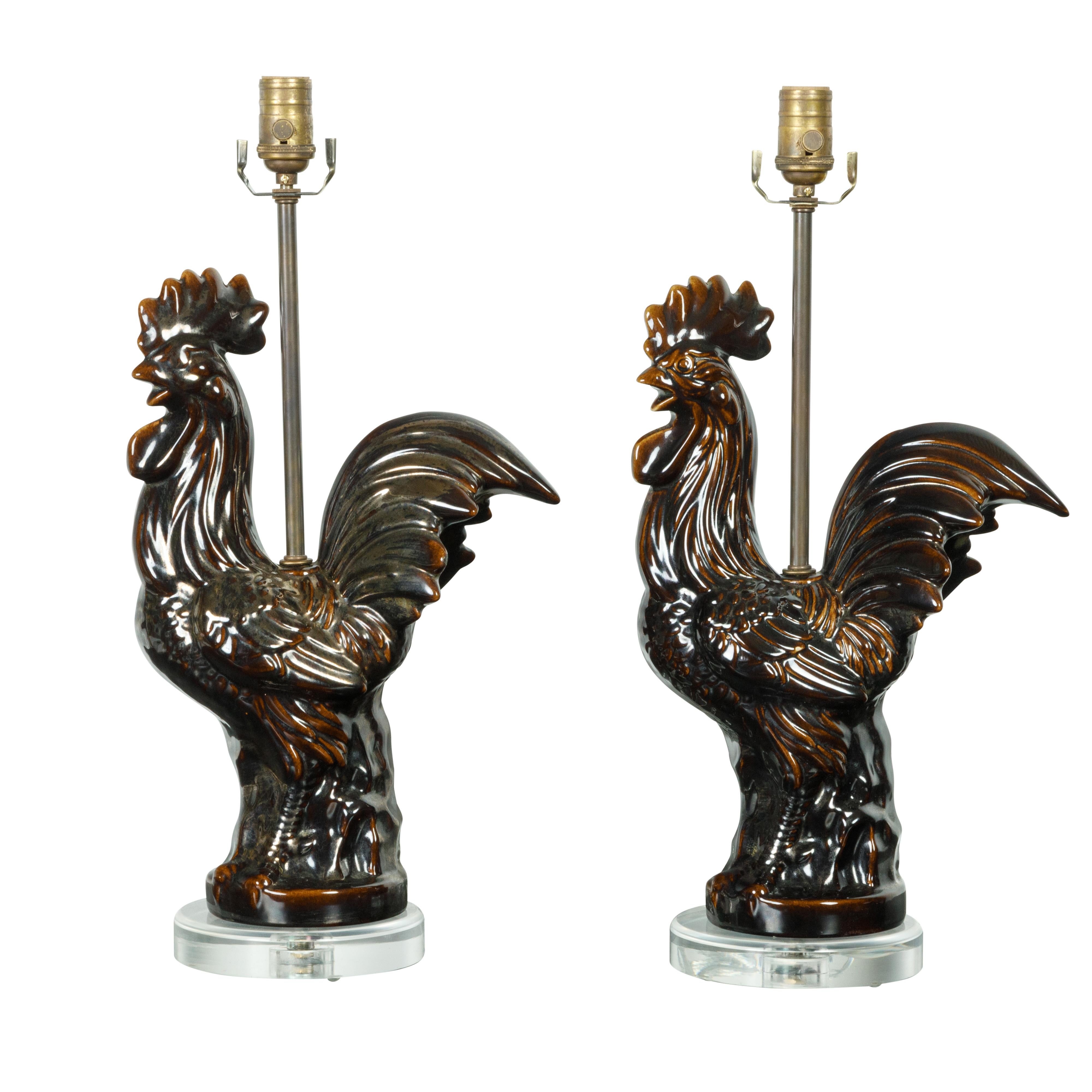 French 1940s Pottery Rooster Table Lamp with Dark Brown Patina and Lucite Base For Sale