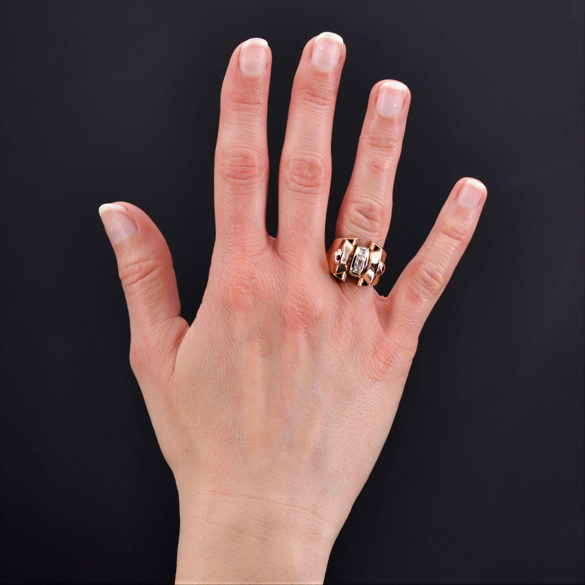 Ring aus 18 Karat Roségold, Adlerkopfpunze.
Die Spitze dieses antiken Rings hat die Form eines Knotens, der in der Mitte von einem mit Diamanten im Rosenschliff besetzten Glied gehalten wird.
Gesamtgewicht der Diamanten: ca. 0,08 Karat.
Höhe: 16,1