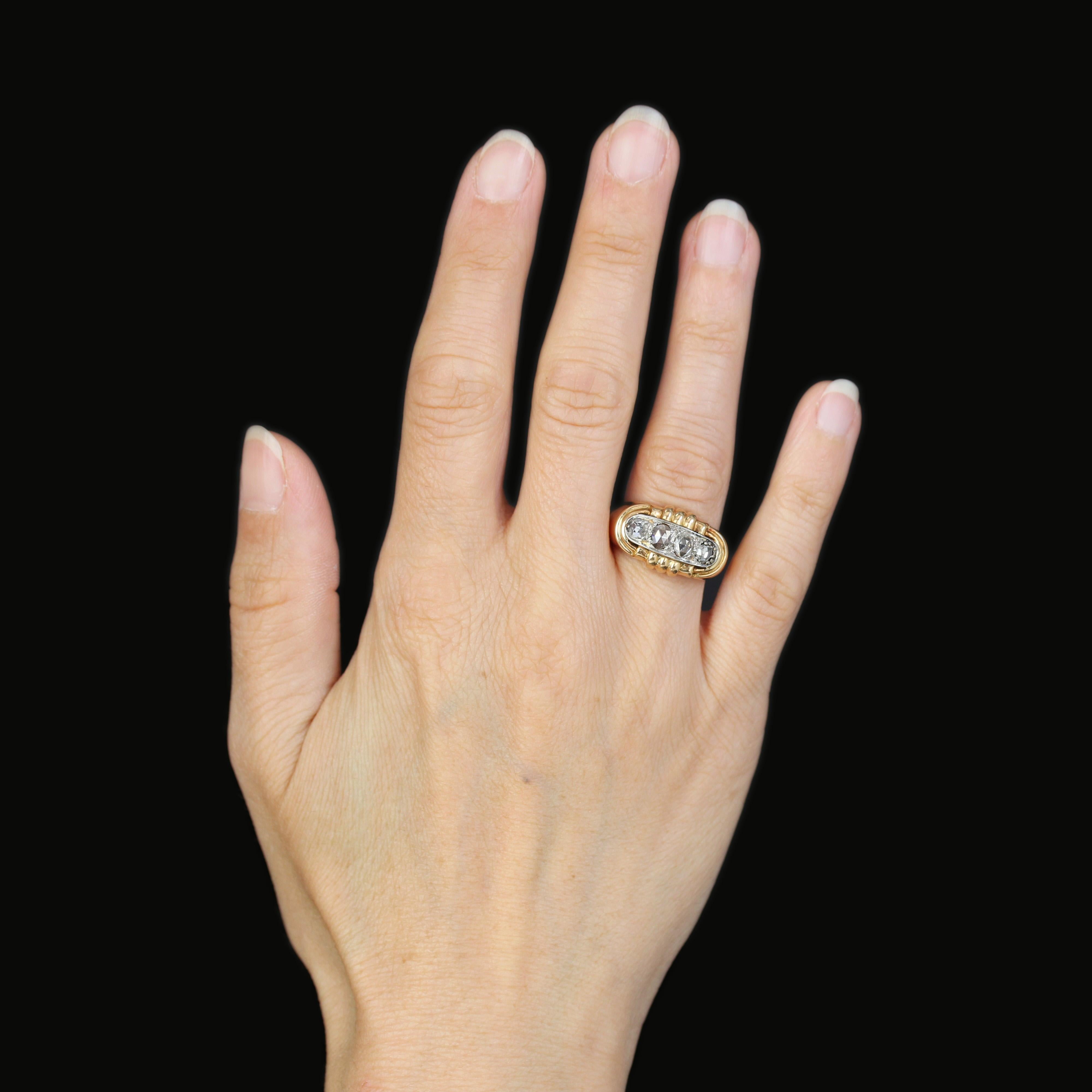 Bague en or jaune 18 carats, poinçon tête d'aigle, et en platine, poinçon tête de chien.
Belle bague réservoir en or, elle est ornée sur son dessus d'une ligne de 4 beaux diamants taillés en rose de formes rondes et ovales. Au-dessus et au-dessous,