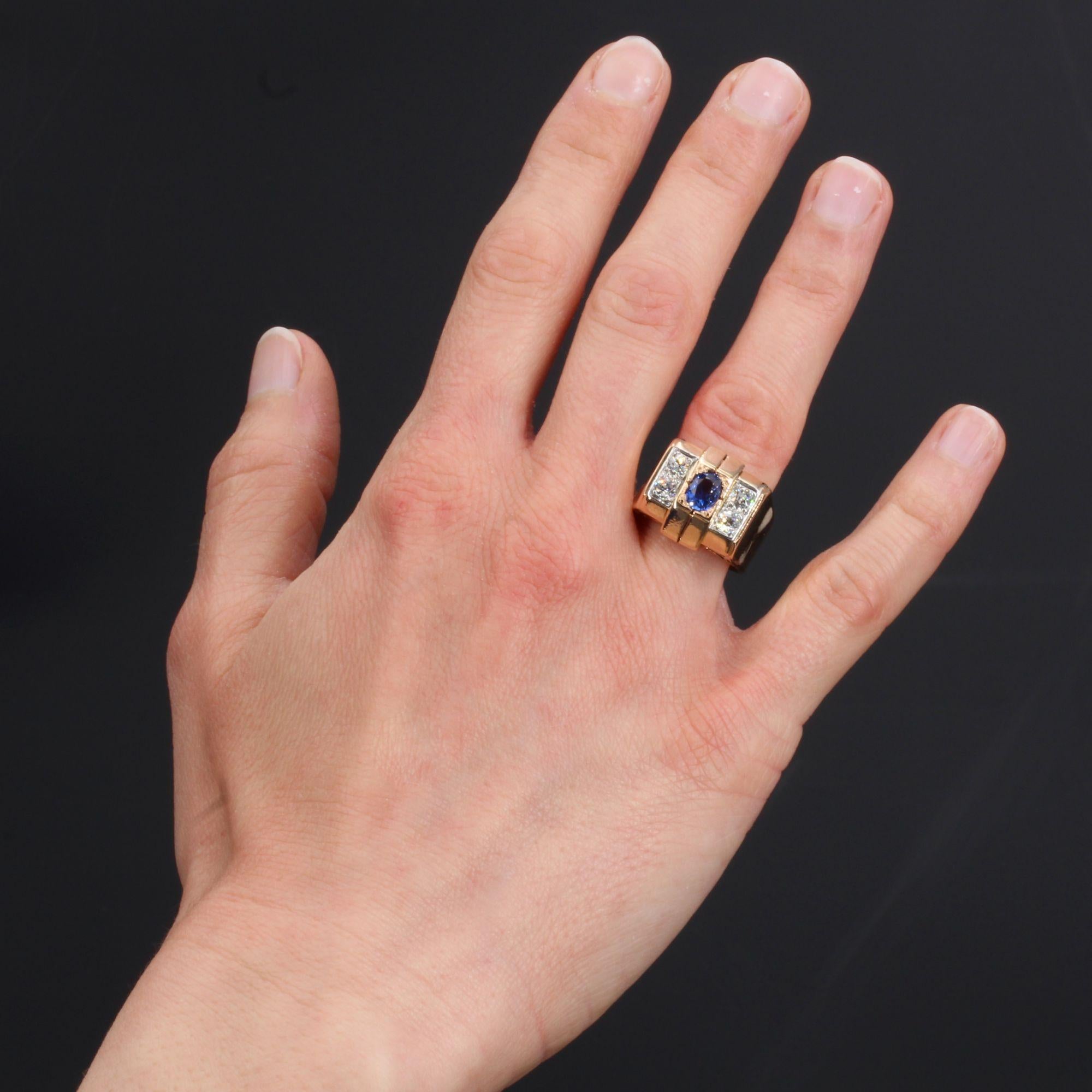 Ring in 18 karat rose gold, eagle head hallmark and platinum dog head hallmark.
Sublime tank ring it is decorated on its top of an intense blue sapphire, supported on both sides by 2x2 antique brilliant- cut diamonds. The setting is openwored with