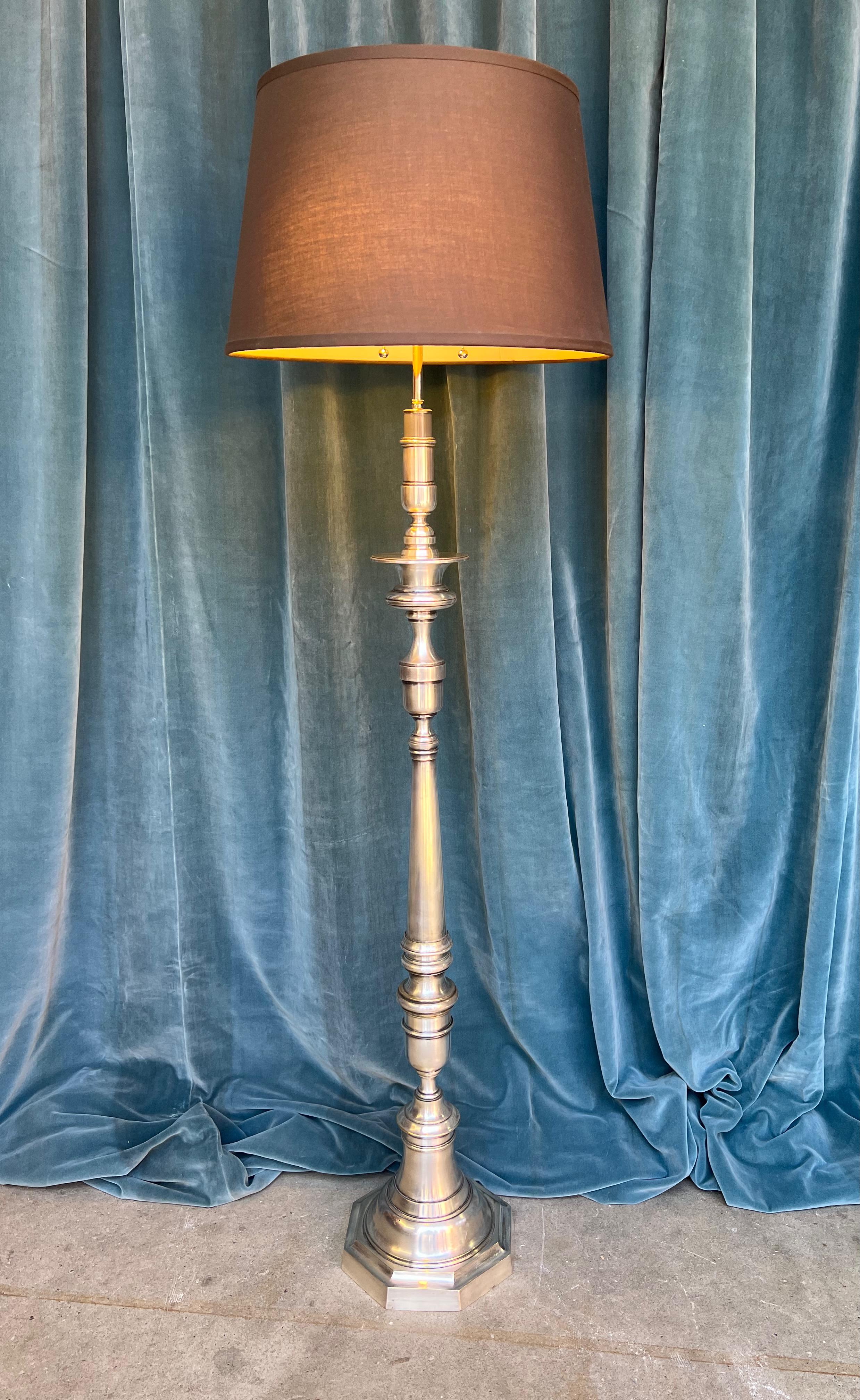 Wir präsentieren eine elegante versilberte französische Stehlampe aus den 1940er Jahren, ein zeitloses Stück, das jeder Einrichtung mühelos Vintage-Charme verleiht. Diese raffinierte Stehlampe ist fachmännisch aus versilbertem Messing und Bronze