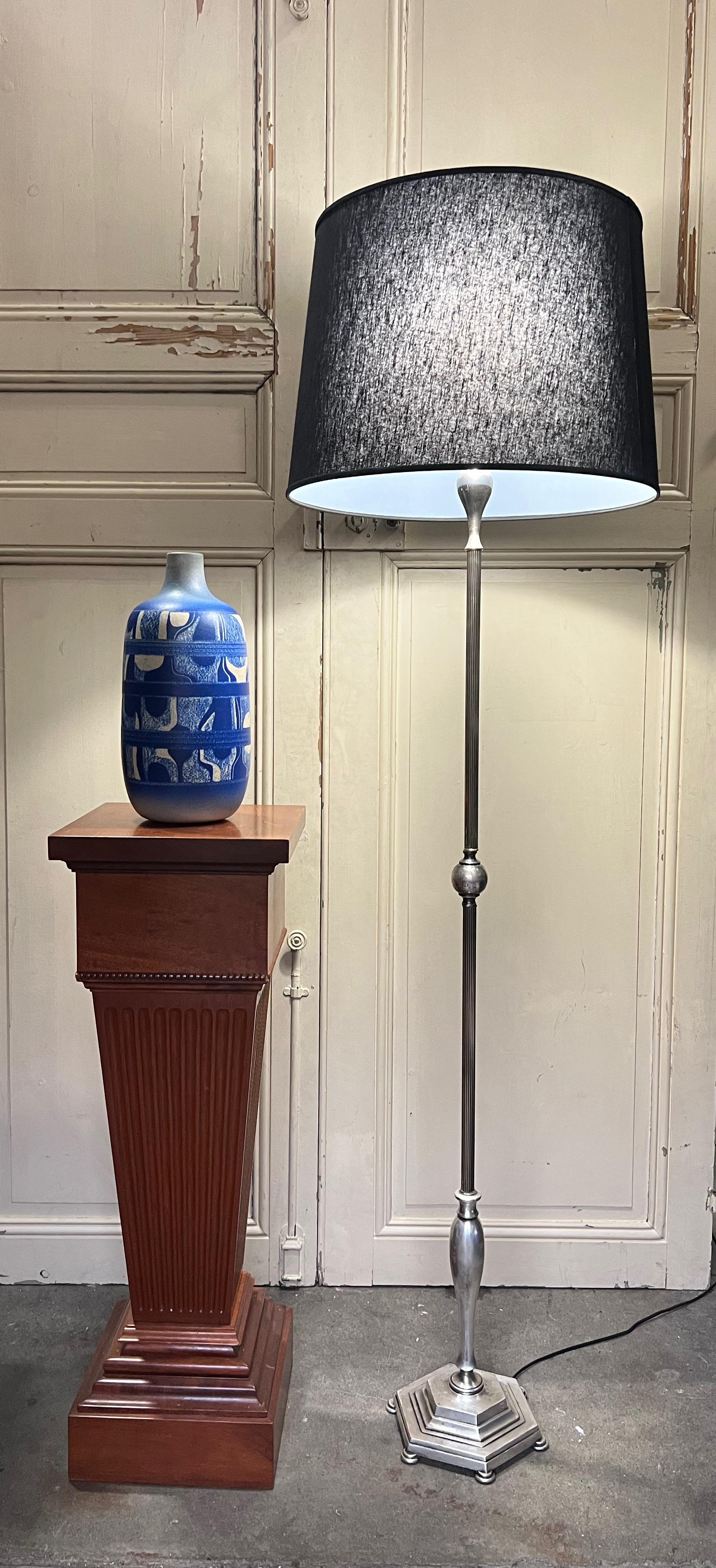 Diese französische versilberte Stehlampe aus den 1940er Jahren ist ein zeitloses Stück, das jedem Raum Vintage-Charme verleihen wird. Die von Hand polierte silberne Oberfläche, der sechseckige Fuß und der geriffelte Stiel mit der dekorativen Kugel