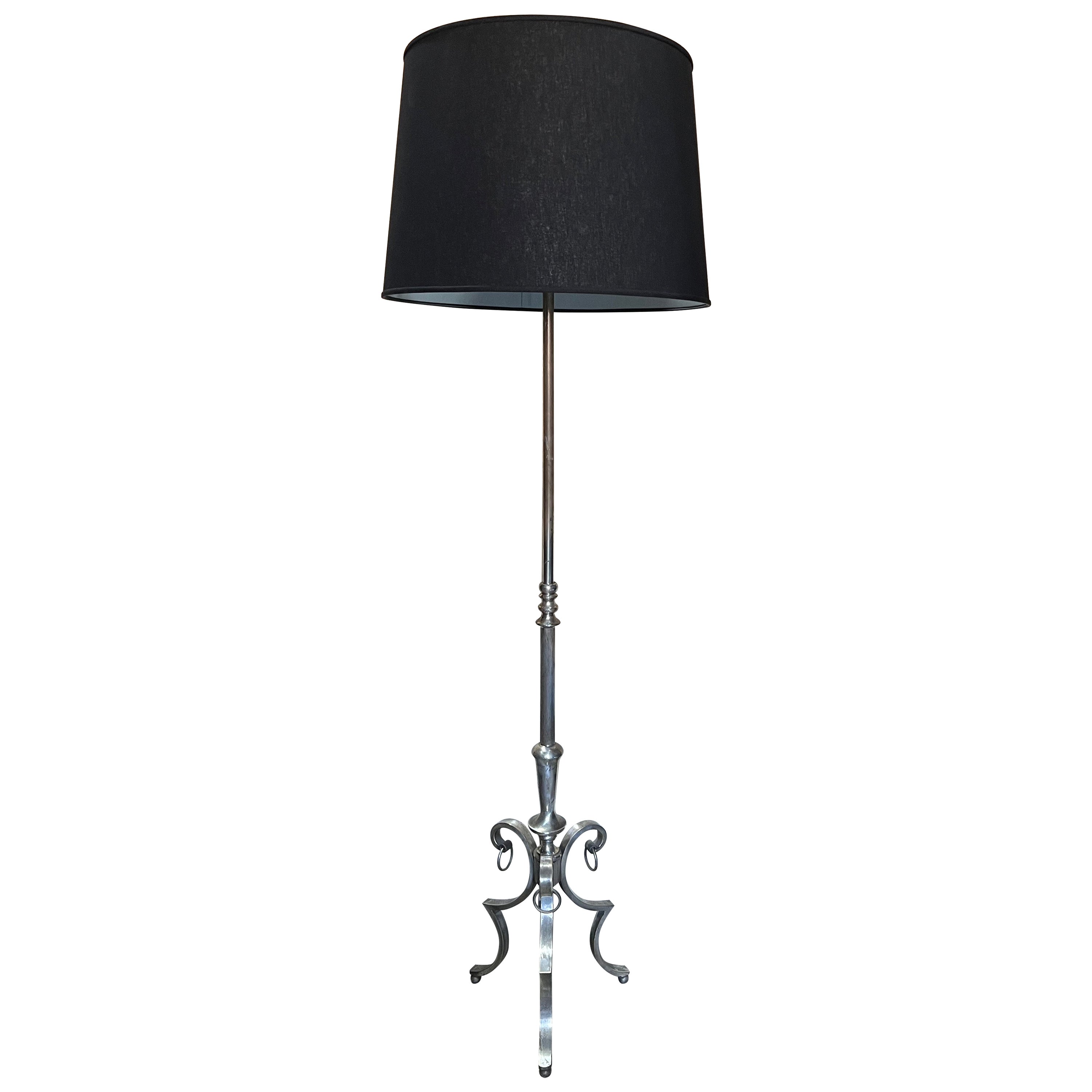 Französische versilberte Stehlampe aus den 1940er Jahren auf einem verschnörkelten Dreibeinfuß