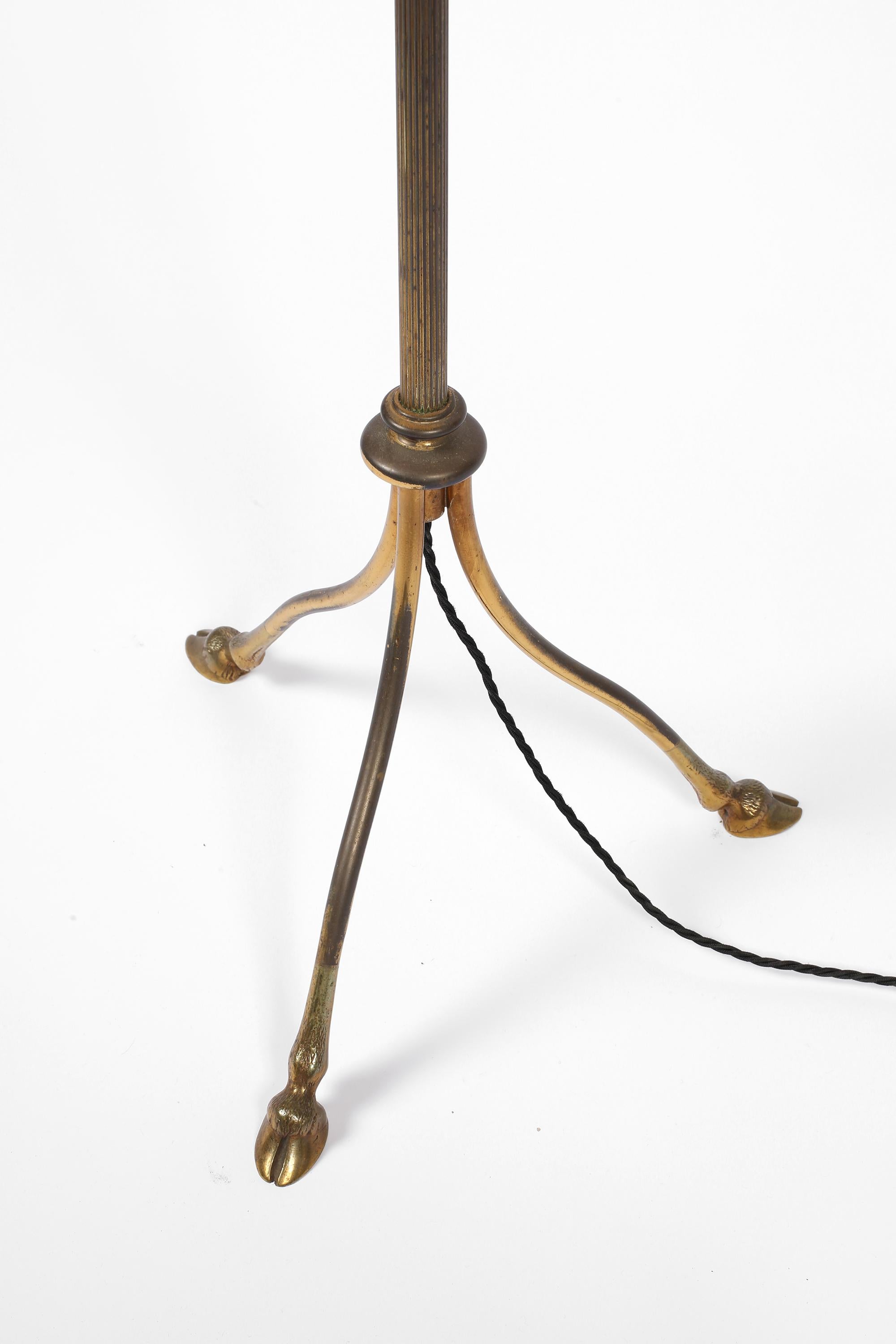 Französische Stehlampe mit drei Köpfen aus Messing aus den 1940er Jahren im Angebot 7