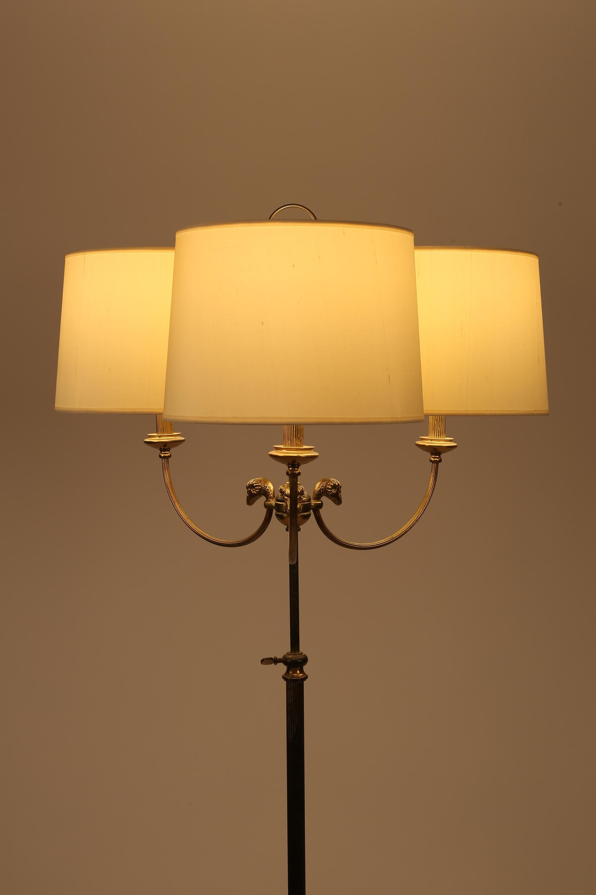 Französische Stehlampe mit drei Köpfen aus Messing aus den 1940er Jahren im Zustand „Gut“ im Angebot in London, GB