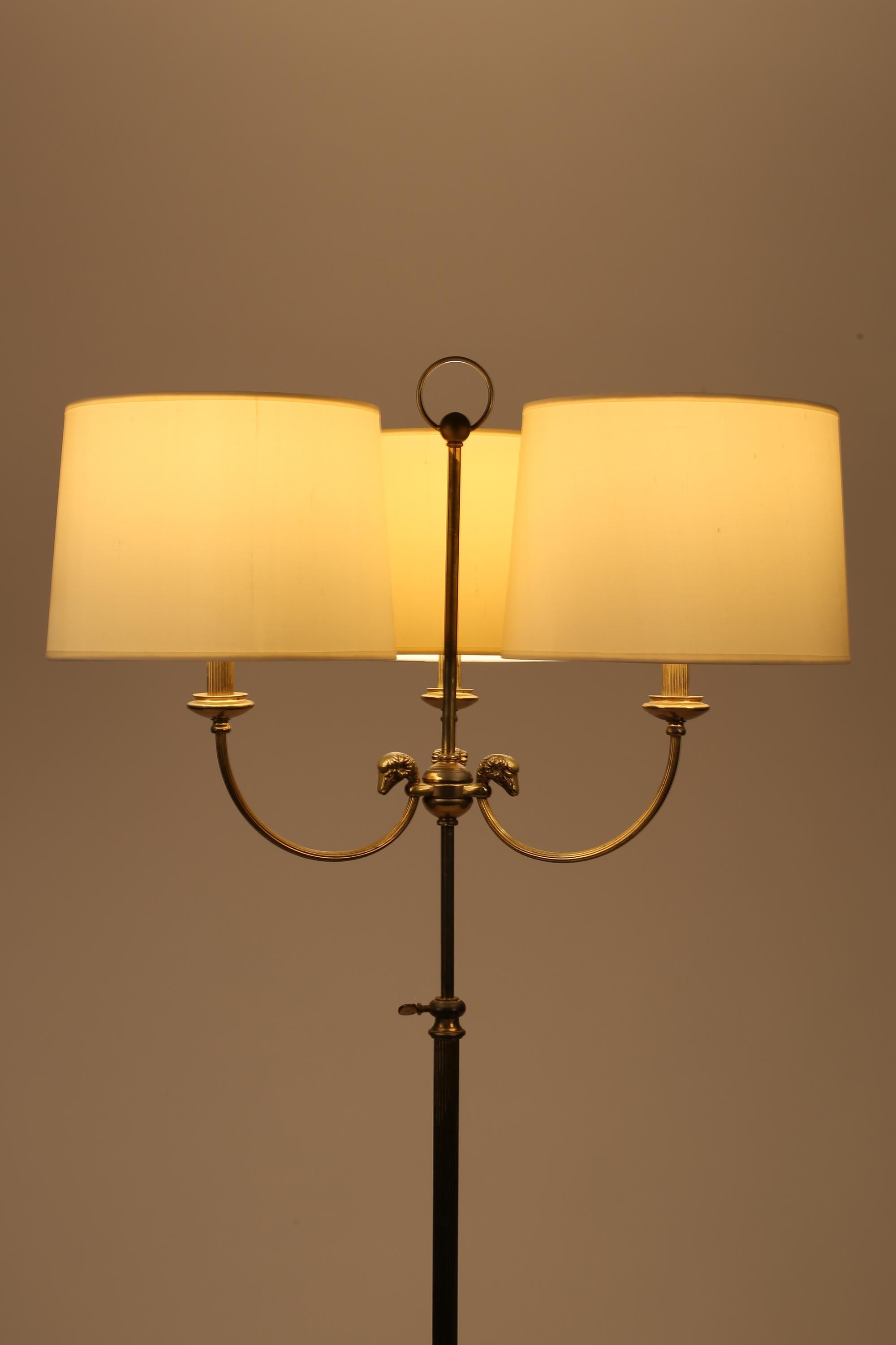 Französische Stehlampe mit drei Köpfen aus Messing aus den 1940er Jahren (20. Jahrhundert) im Angebot