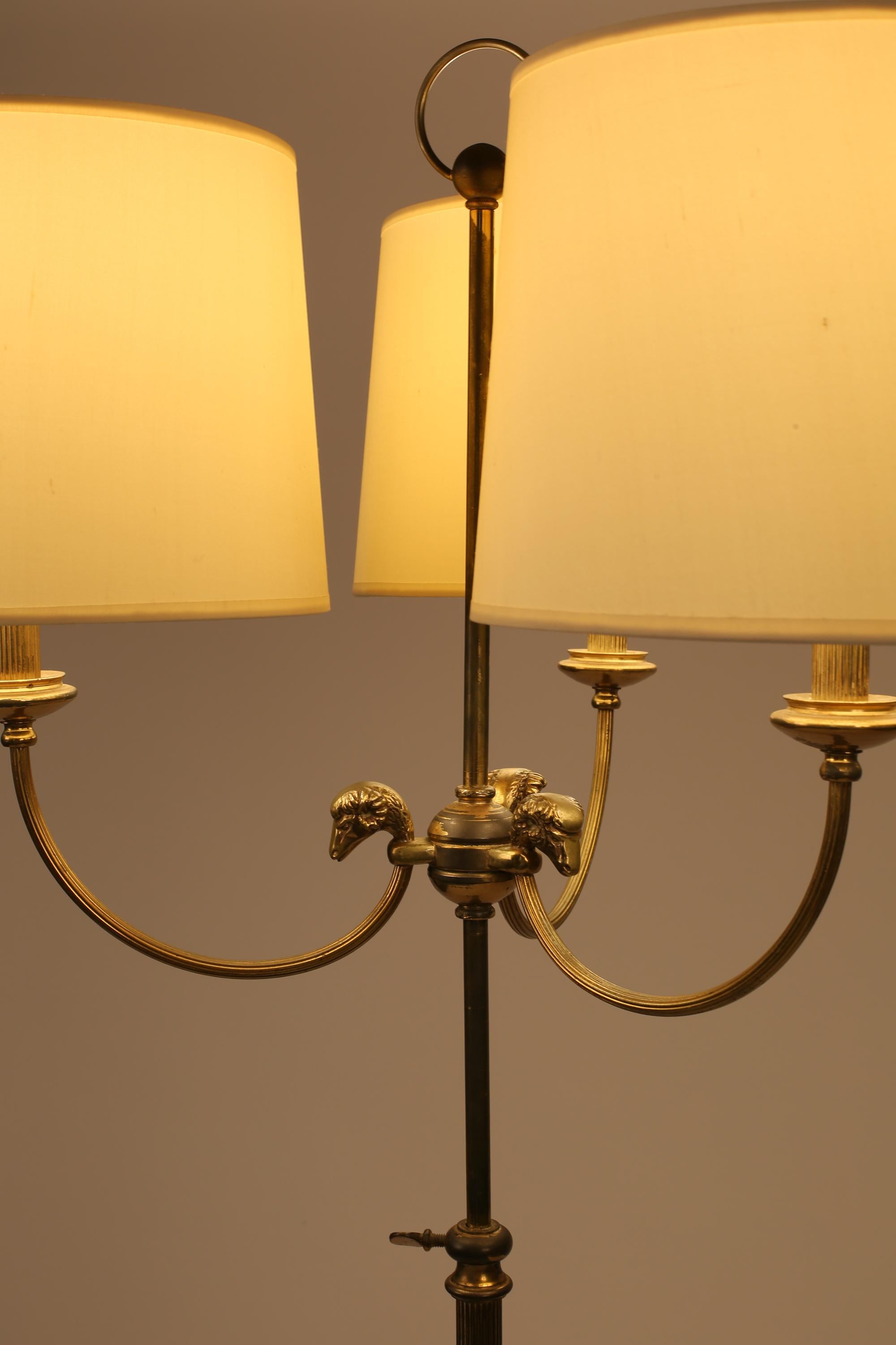 Französische Stehlampe mit drei Köpfen aus Messing aus den 1940er Jahren im Angebot 1