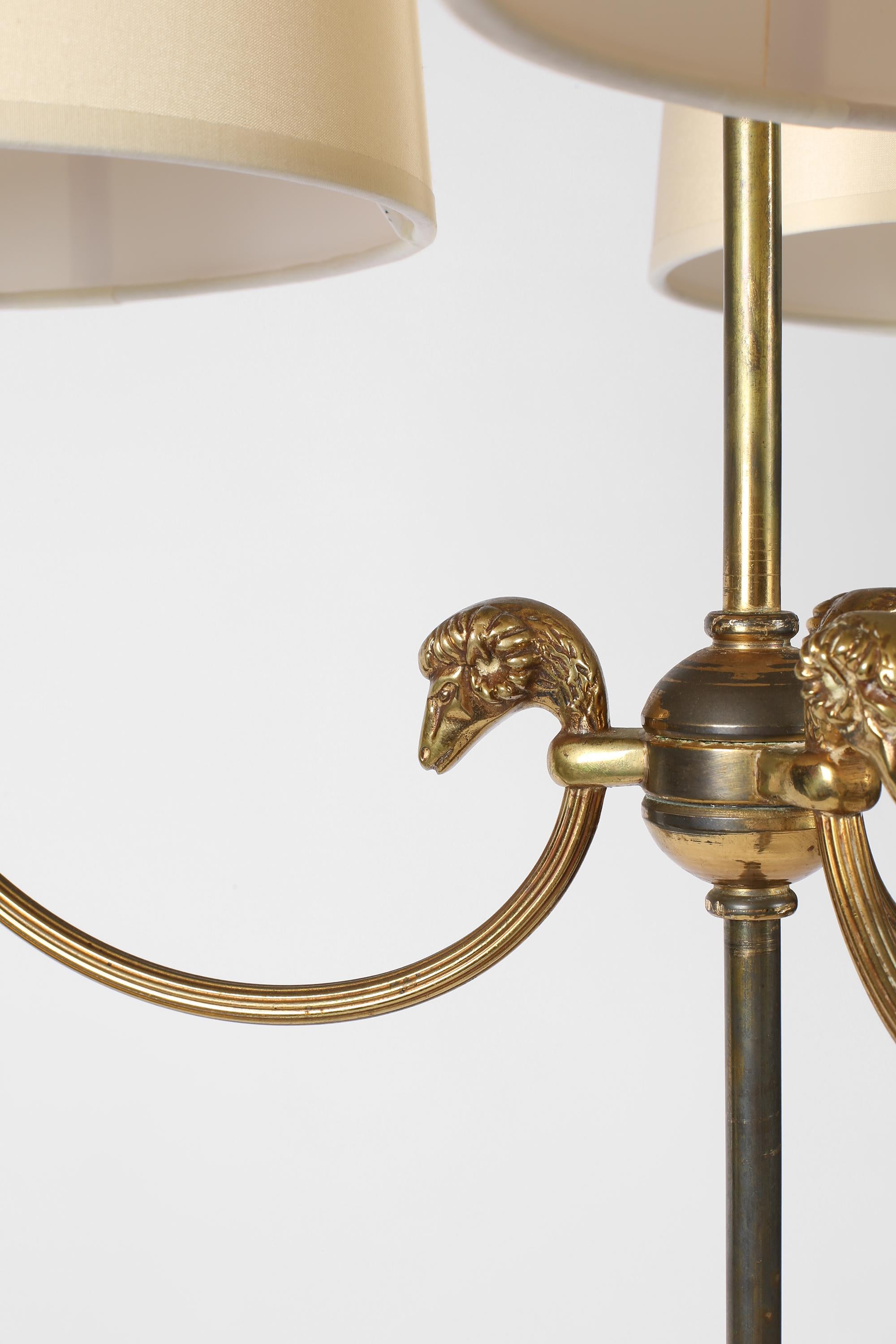 Französische Stehlampe mit drei Köpfen aus Messing aus den 1940er Jahren im Angebot 3