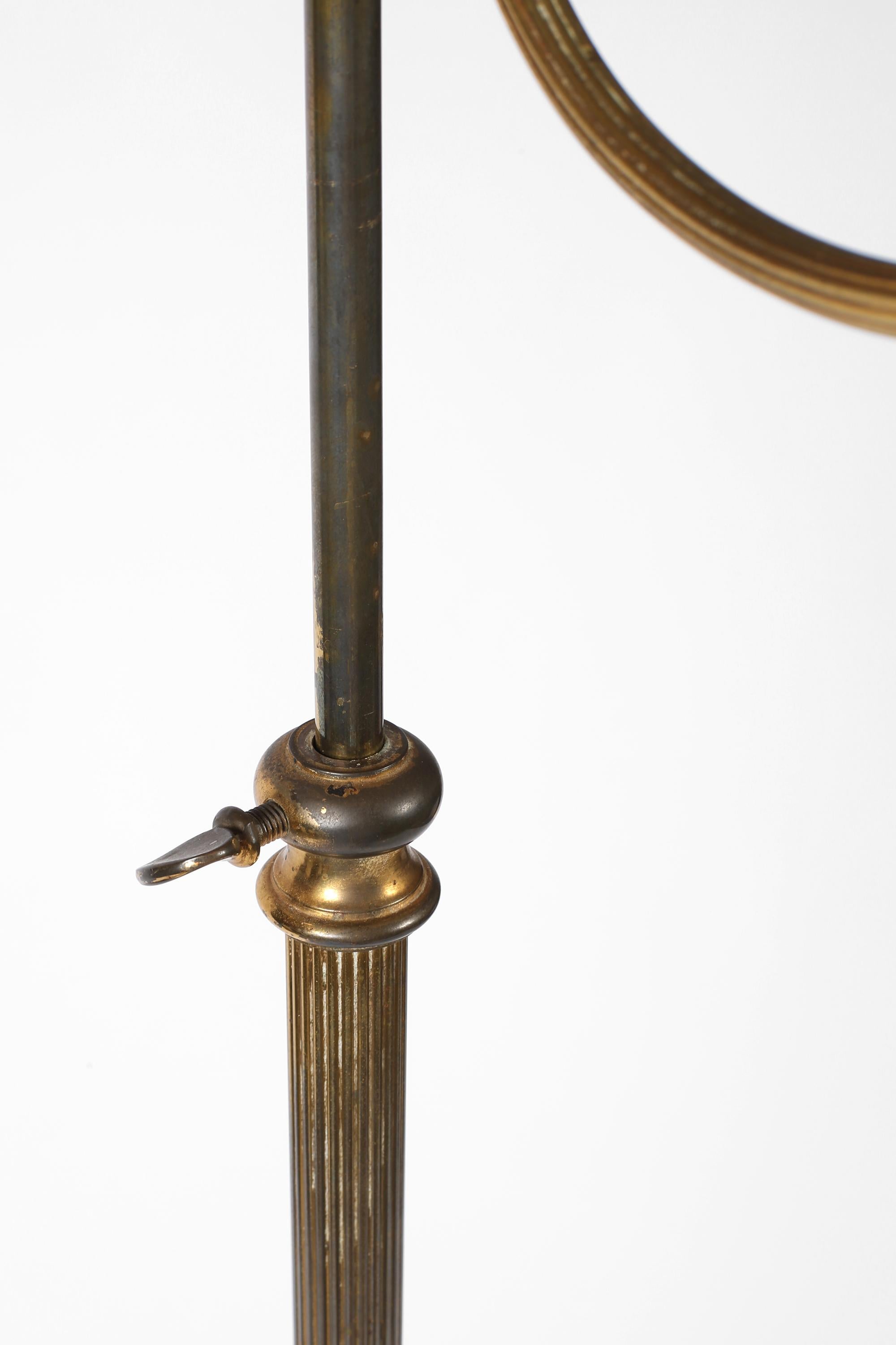 Französische Stehlampe mit drei Köpfen aus Messing aus den 1940er Jahren im Angebot 4