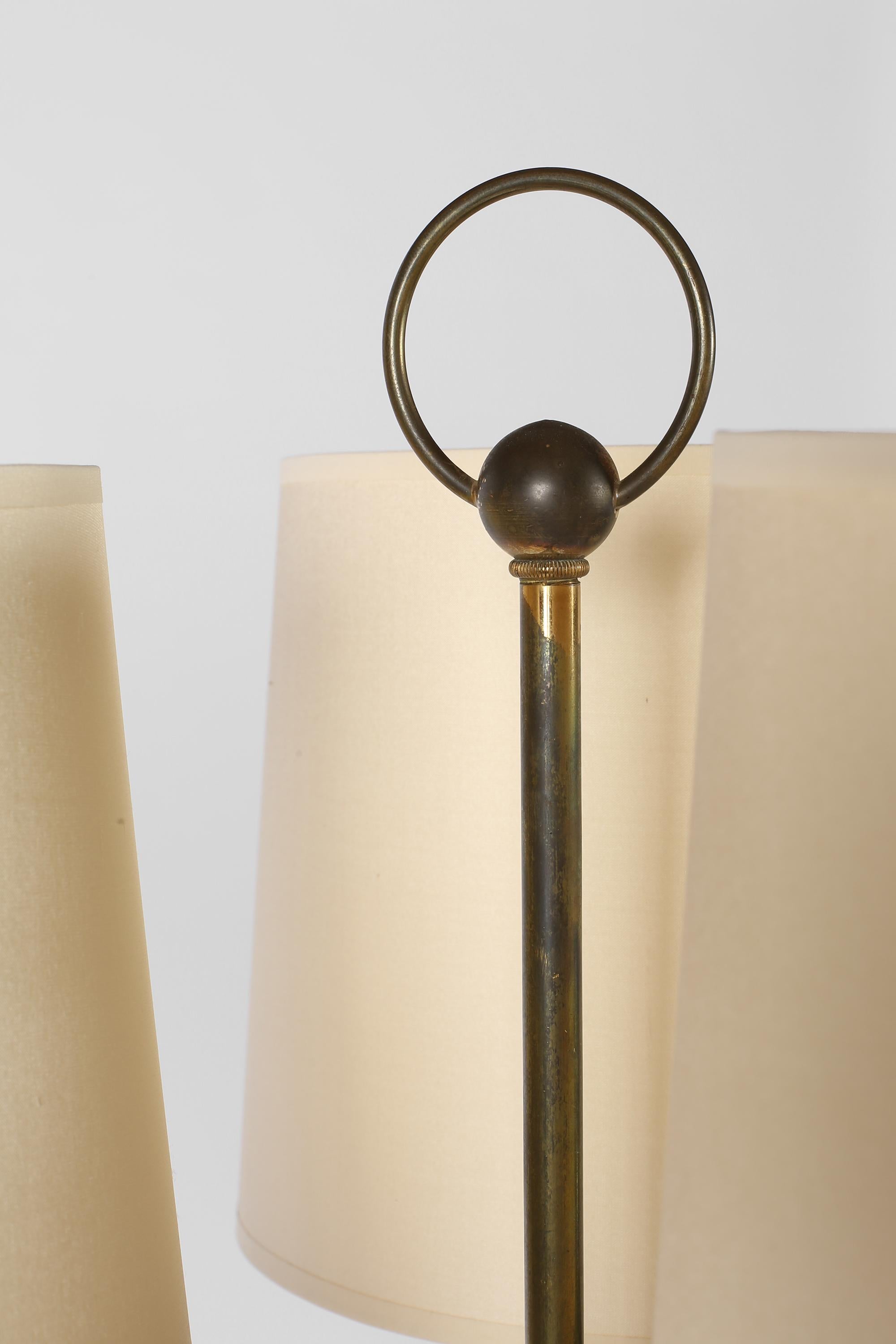 Französische Stehlampe mit drei Köpfen aus Messing aus den 1940er Jahren im Angebot 5