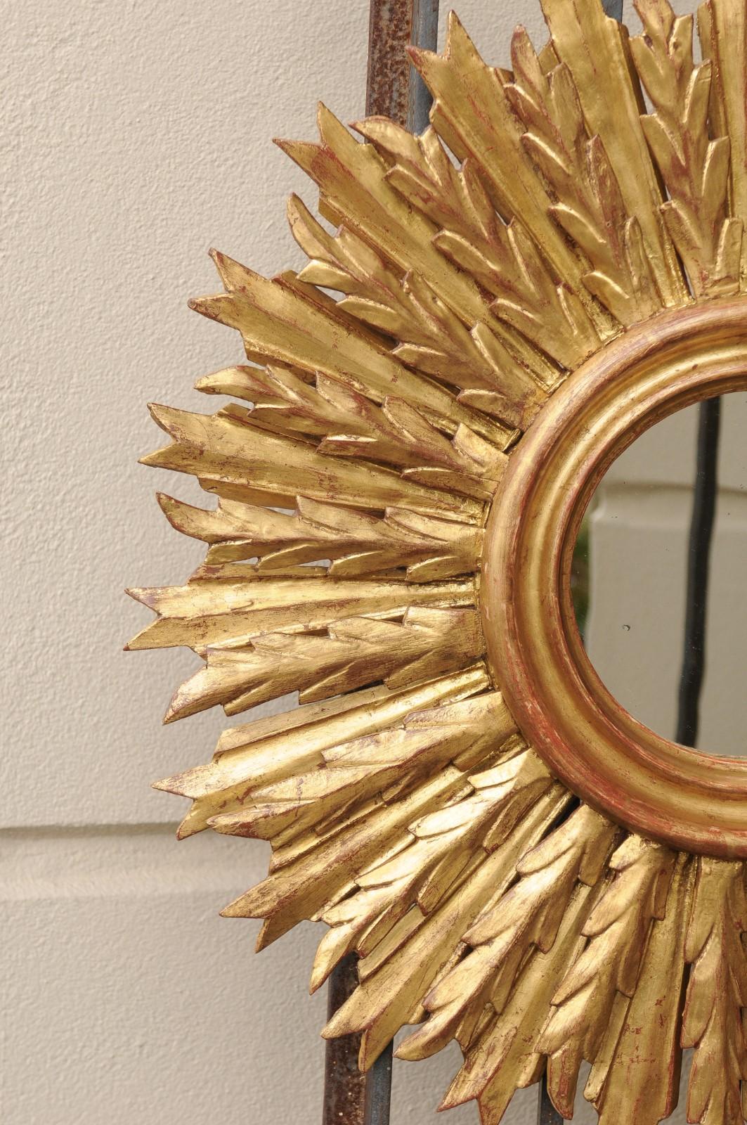 French 1940s Vintage Carved Giltwood Sunburst Mirror with Radiating Sunrays In Good Condition In Atlanta, GA