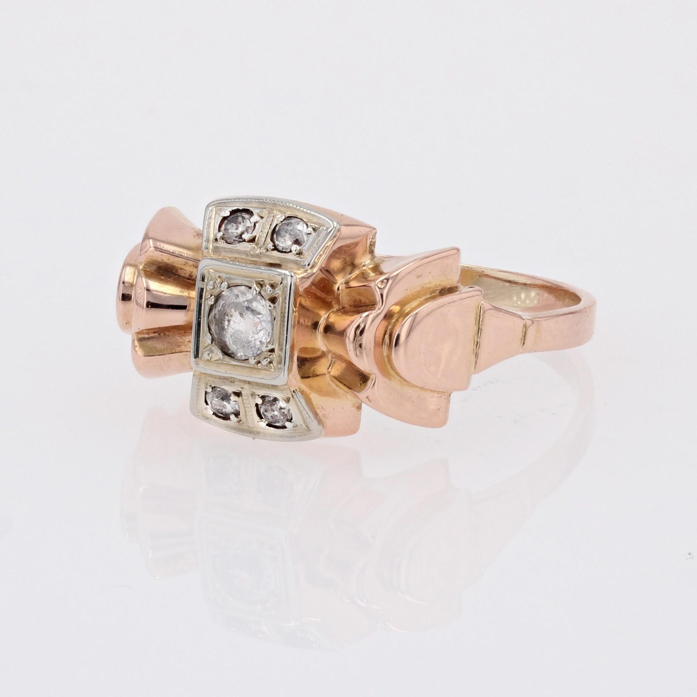 Ring in 18 karat rose gold, eagle head hallmark.
The setting of this charming retro ring forms a knot whose central motif is composed of a white sapphire accompanied at the bottom and top by 2 smaller white sapphires.
Height : 11 mm approximately,