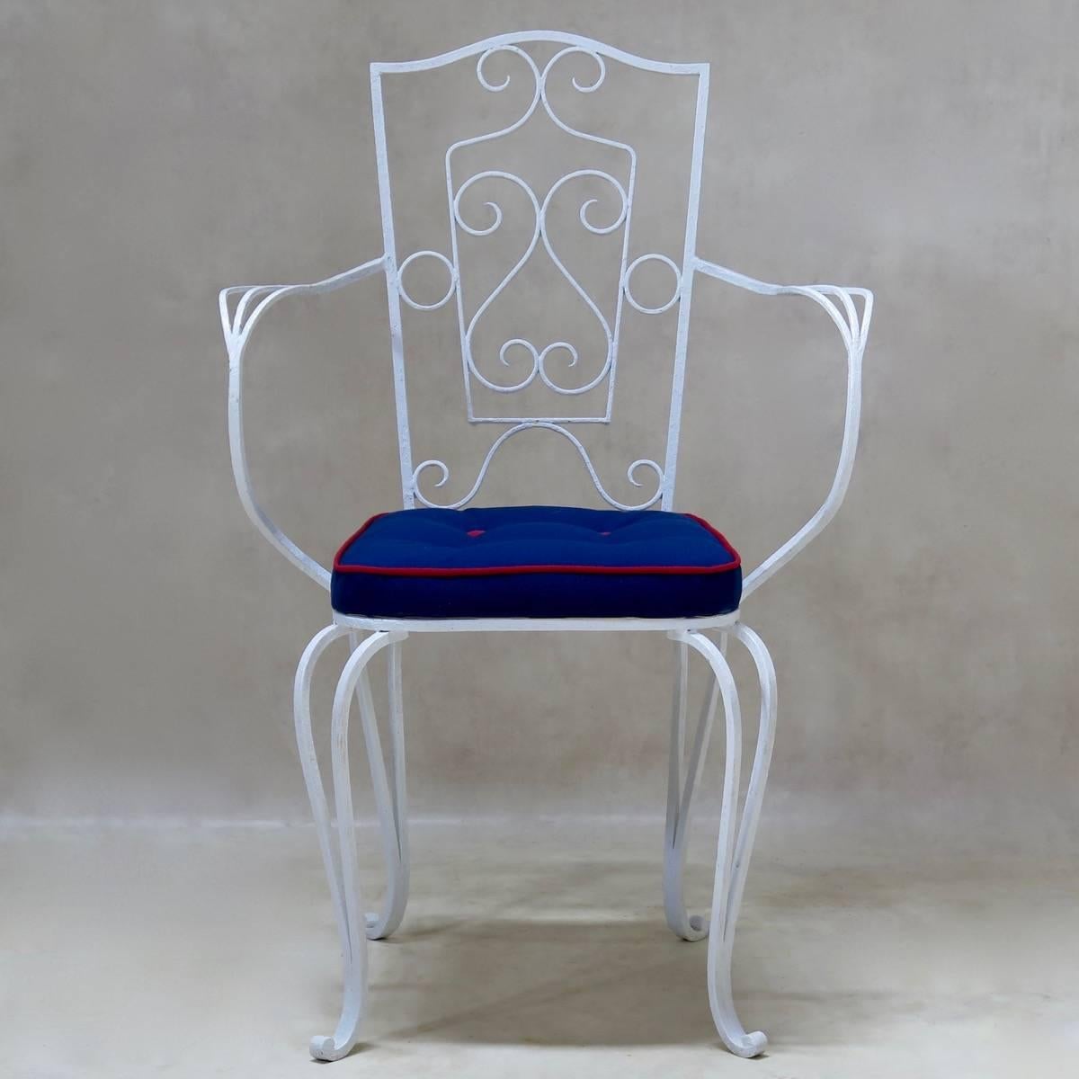 A stylish Art Deco set comprised of four chairs and four armchairs, made of wrought iron, painted white. The seats are upholstered in outdoor canvas.

Dimensions provided below are for the armchairs. The chairs measure:

Measures: Height 96 cm