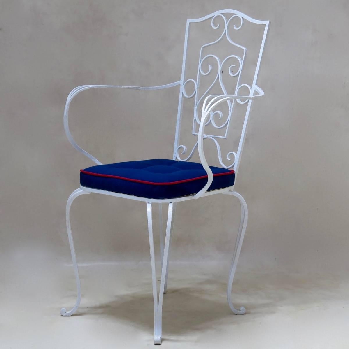 8 französische schmiedeeiserne Stühle und Sessel aus den 1940er Jahren (Art déco) im Angebot