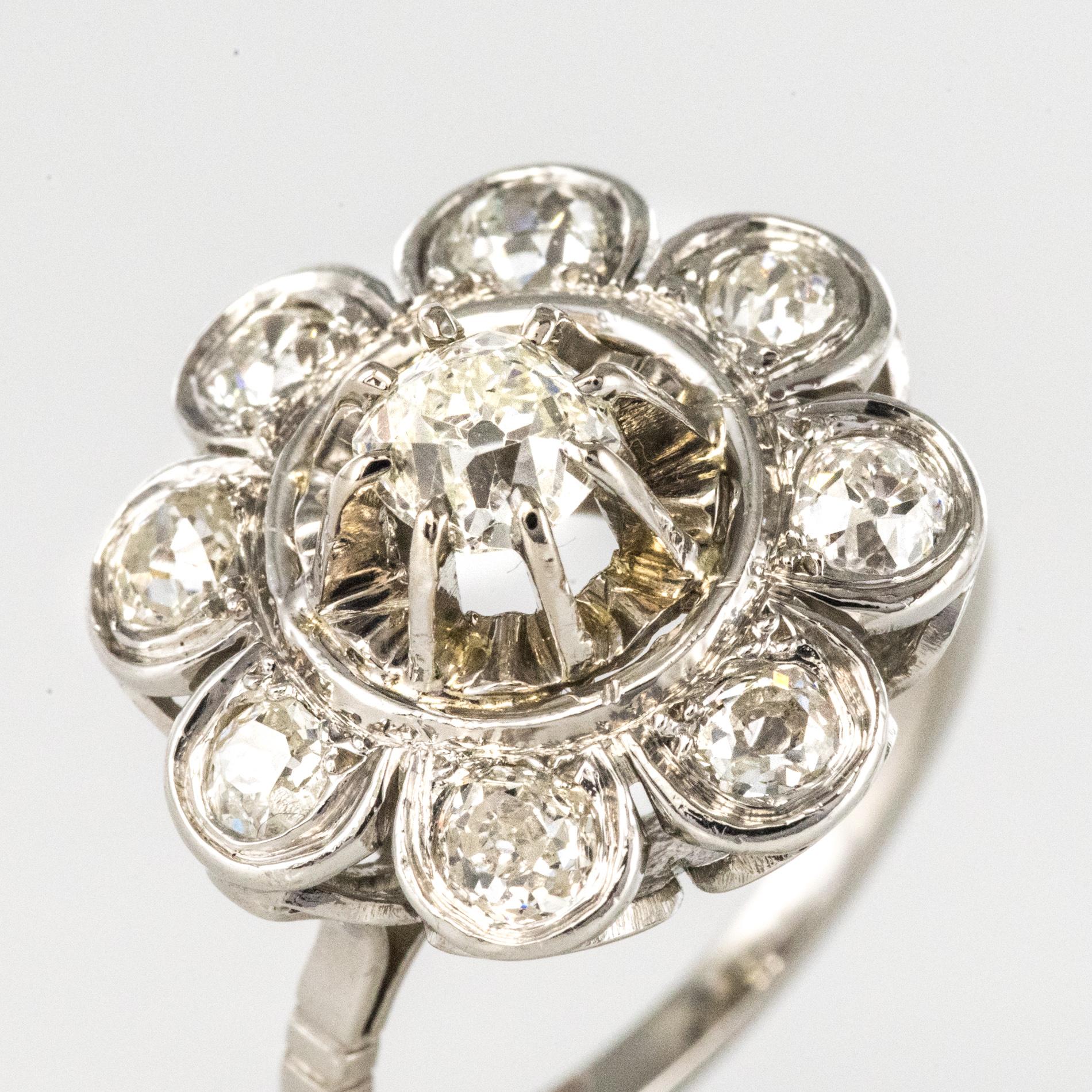 French 1950s 1.25 Carat Diamonds Platinum Flower Ring In Good Condition In Poitiers, FR