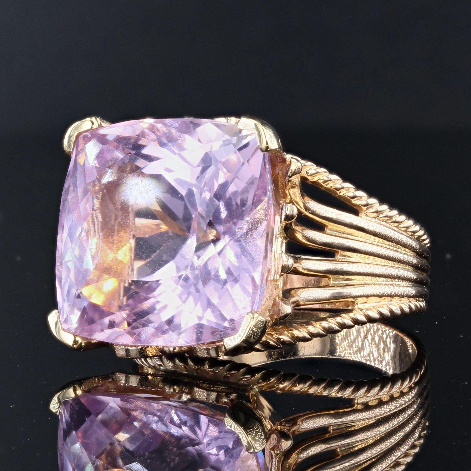 French 1950s 17.30 Carat Kunzite 18 Karat Yellow Gold Ring In Good Condition In Poitiers, FR