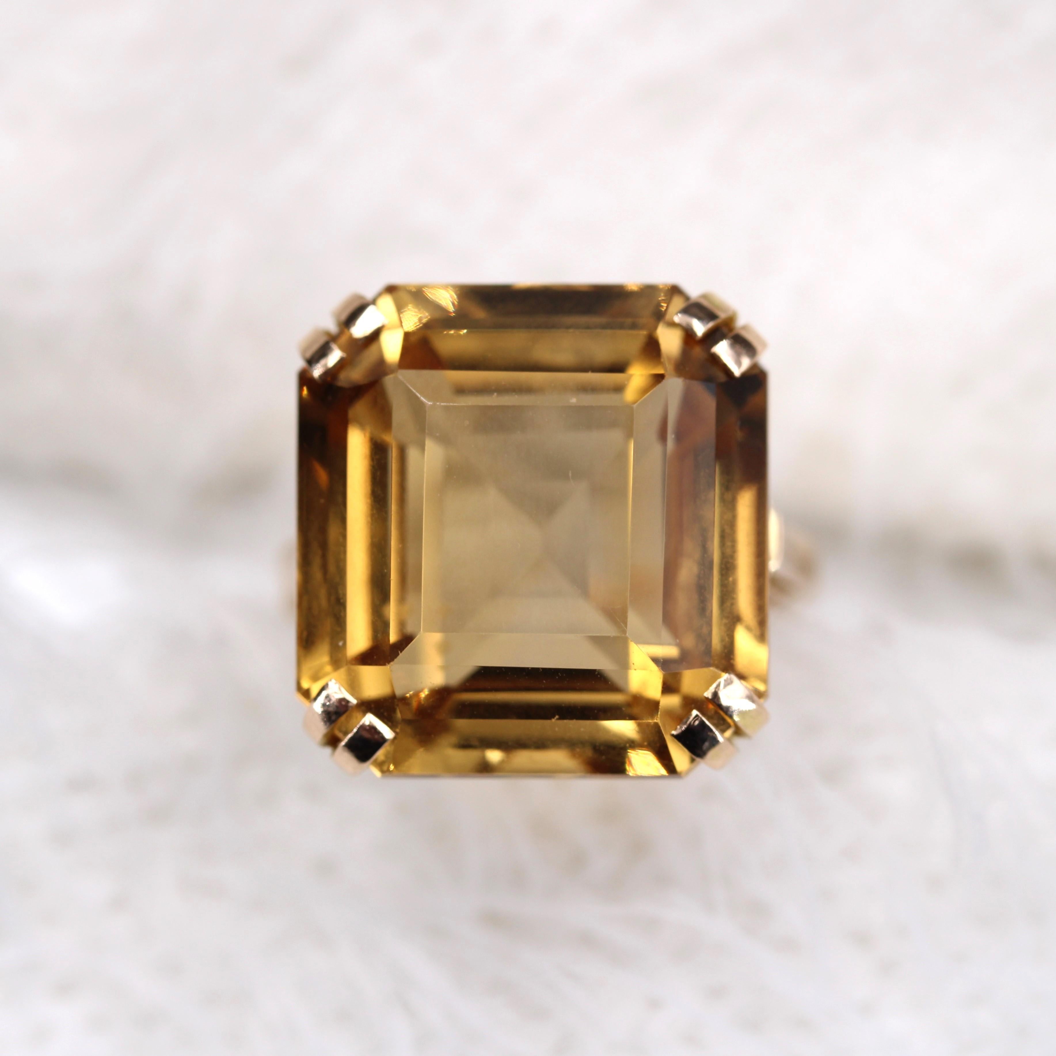 Retro French 1950s 18 Carat Citrine 18 Karat Yellow Gold Cocktail Ring For Sale