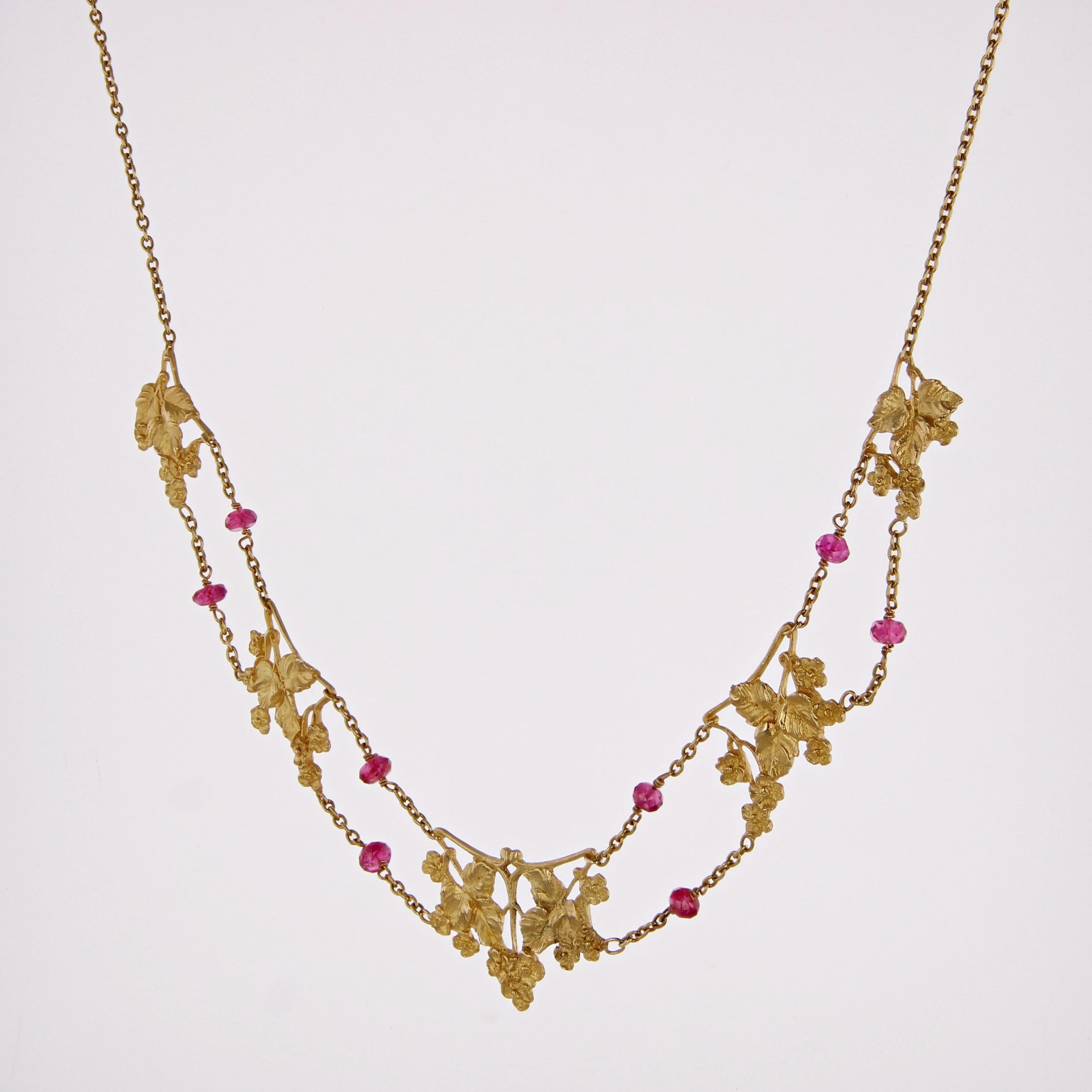 Französische 1950er Jahre 18 Karat Gelbgold Rosa Spinell Perlen Draperie Halskette (Kugelschliff) im Angebot
