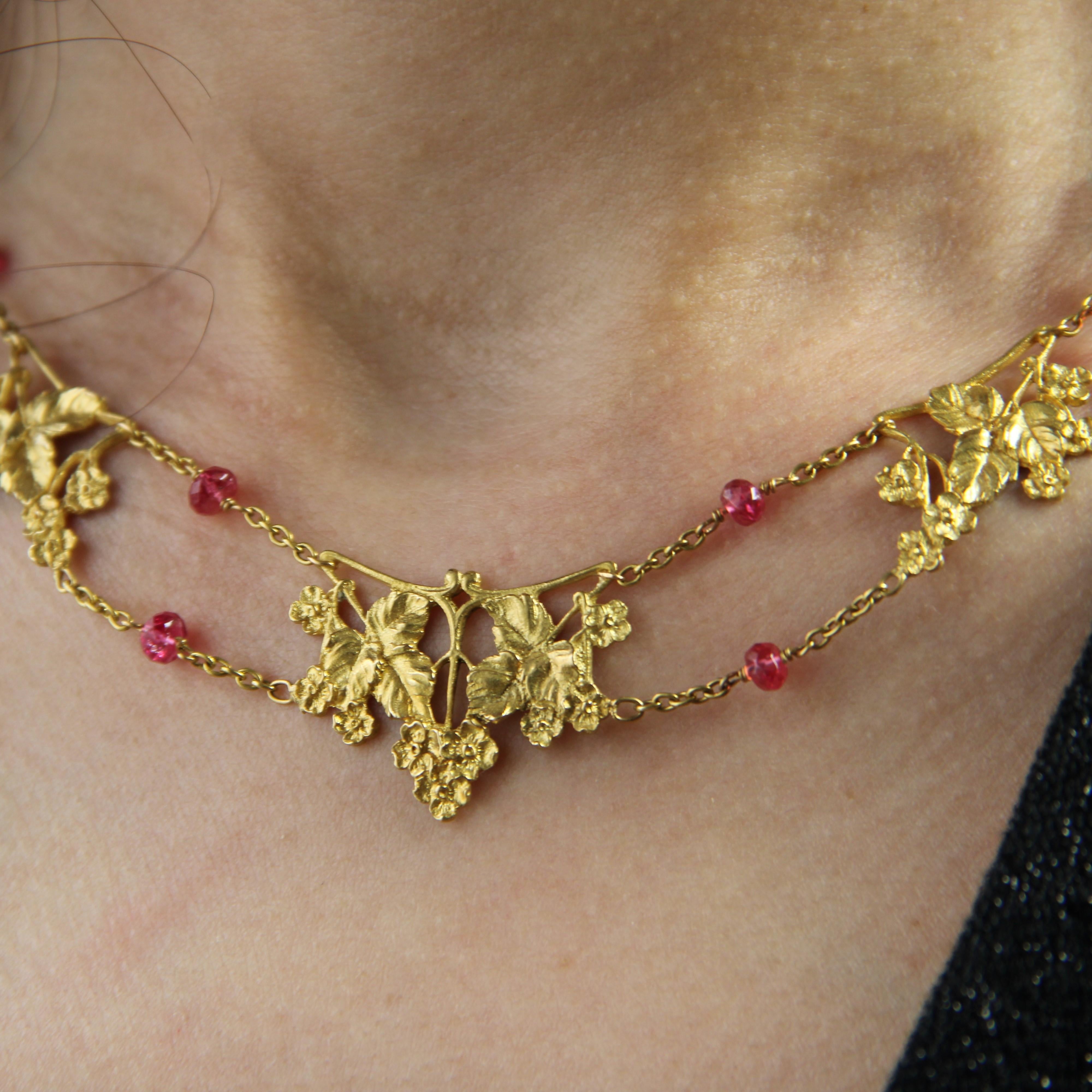 Französische 1950er Jahre 18 Karat Gelbgold Rosa Spinell Perlen Draperie Halskette im Angebot 3