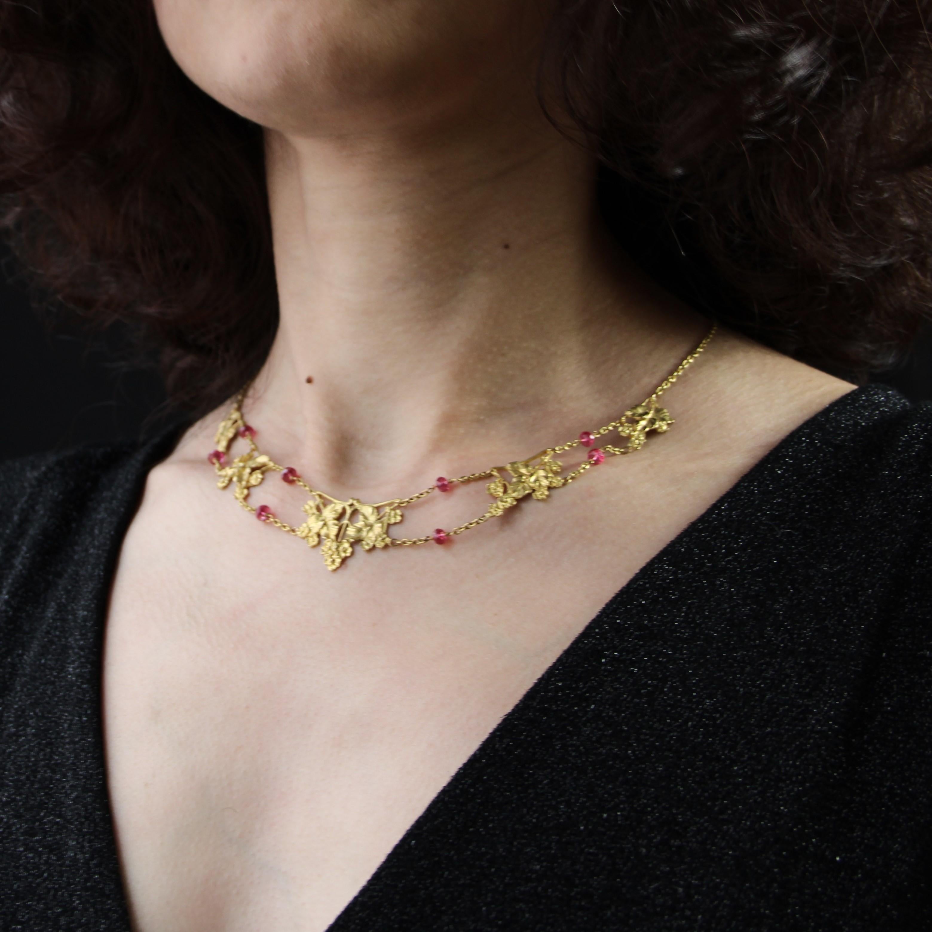 Französische 1950er Jahre 18 Karat Gelbgold Rosa Spinell Perlen Draperie Halskette im Angebot 2