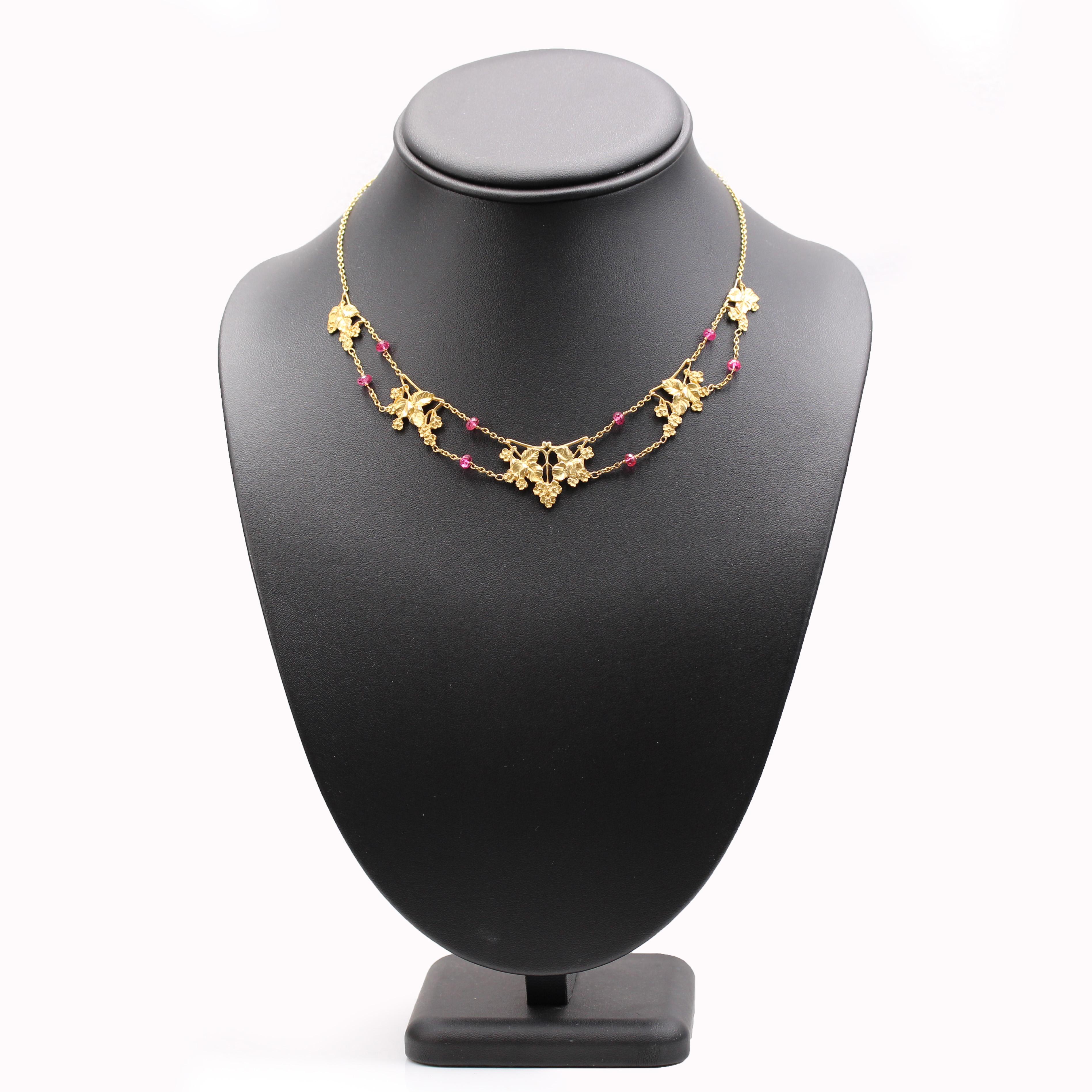Französische 1950er Jahre 18 Karat Gelbgold Rosa Spinell Perlen Draperie Halskette Damen im Angebot