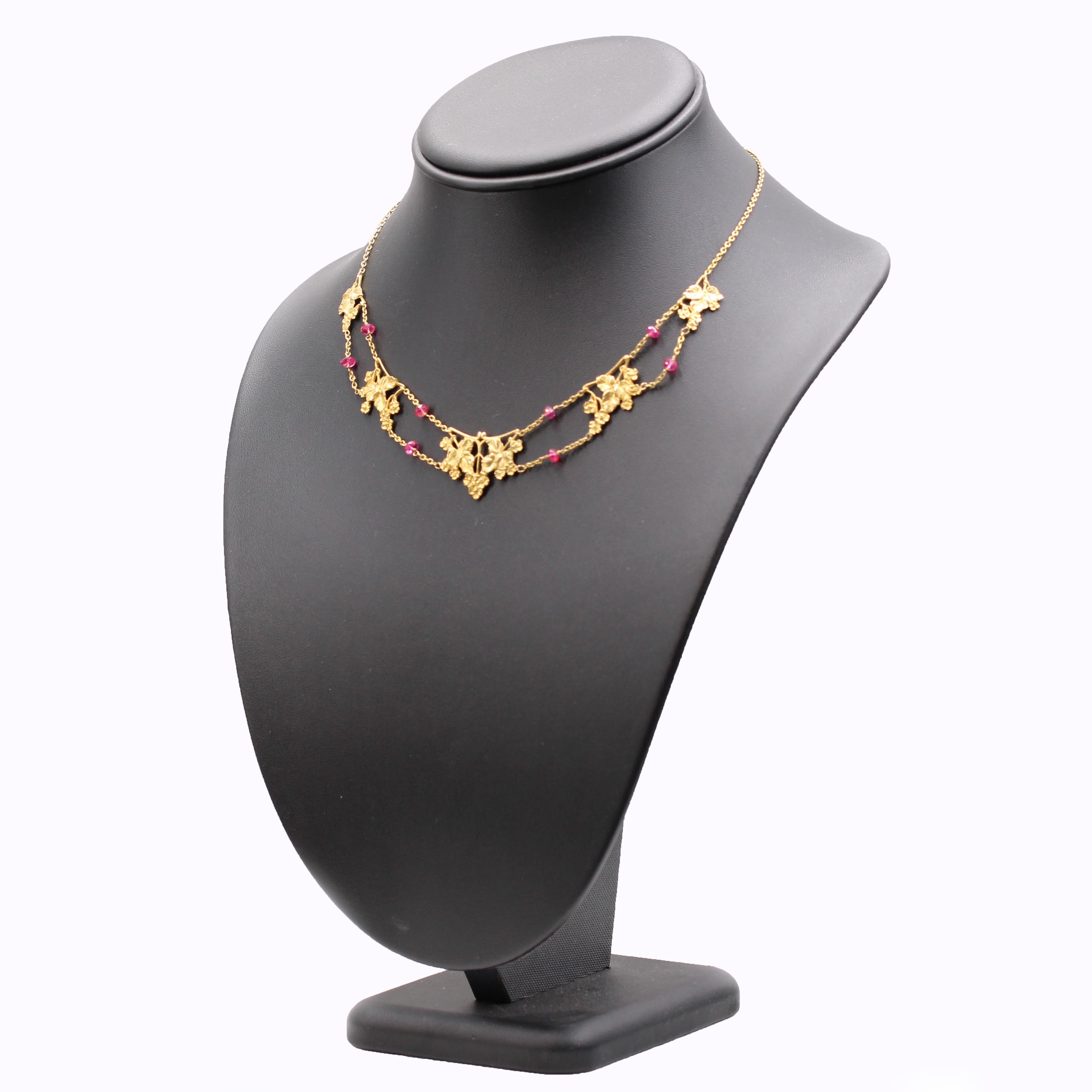 Französische 1950er Jahre 18 Karat Gelbgold Rosa Spinell Perlen Draperie Halskette im Angebot 1