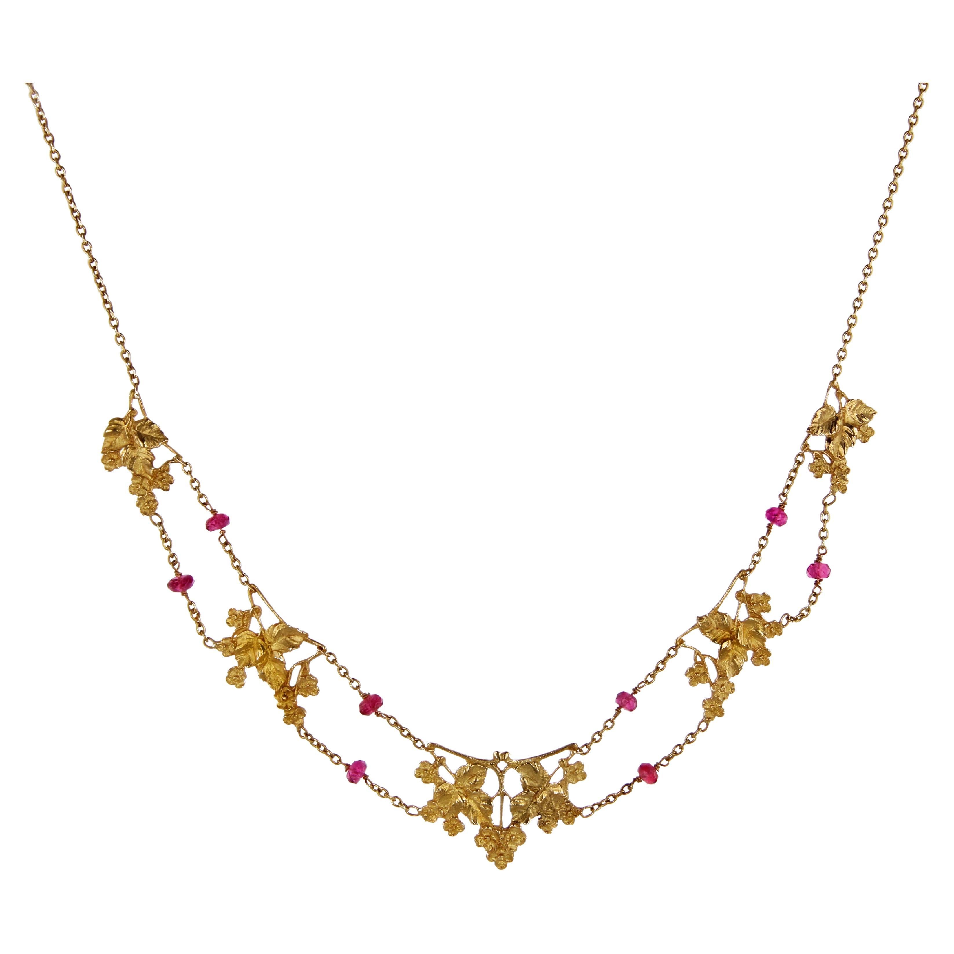 Französische 1950er Jahre 18 Karat Gelbgold Rosa Spinell Perlen Draperie Halskette im Angebot
