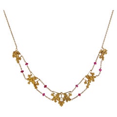 Collana francese anni '50 in oro giallo 18 carati con perline di spinello rosa e drappeggio