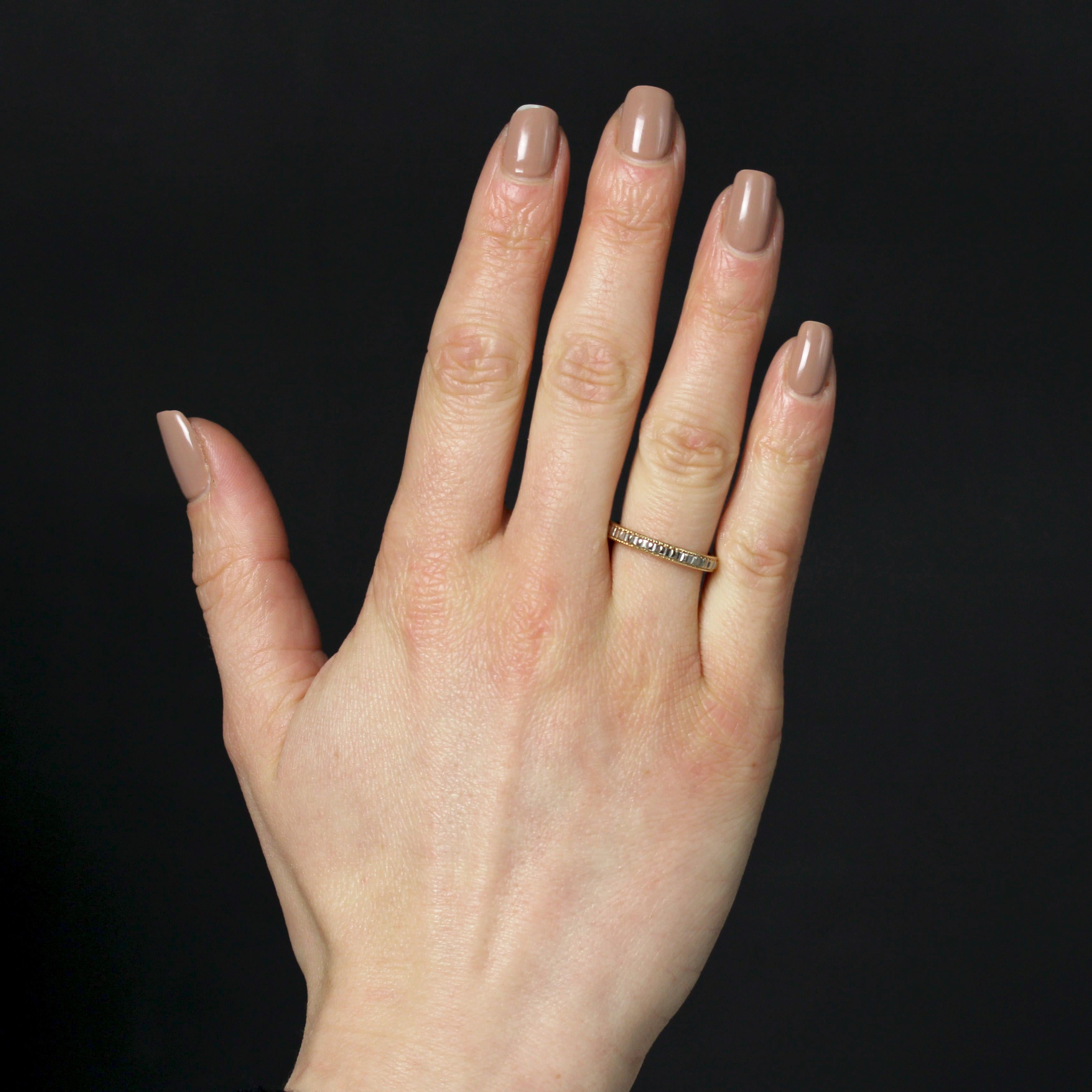 Ring aus 18 Karat Rosé- und Weißgold, Adlerkopfpunze.
Ein entzückender Vintage-Trauring aus Roségold, der rundherum mit einem Diamantenmotiv aus Weißgold verziert ist. Das Roségold ist fein ziseliert.
Höhe: ca. 2,8 mm, Dicke: ca. 1,3