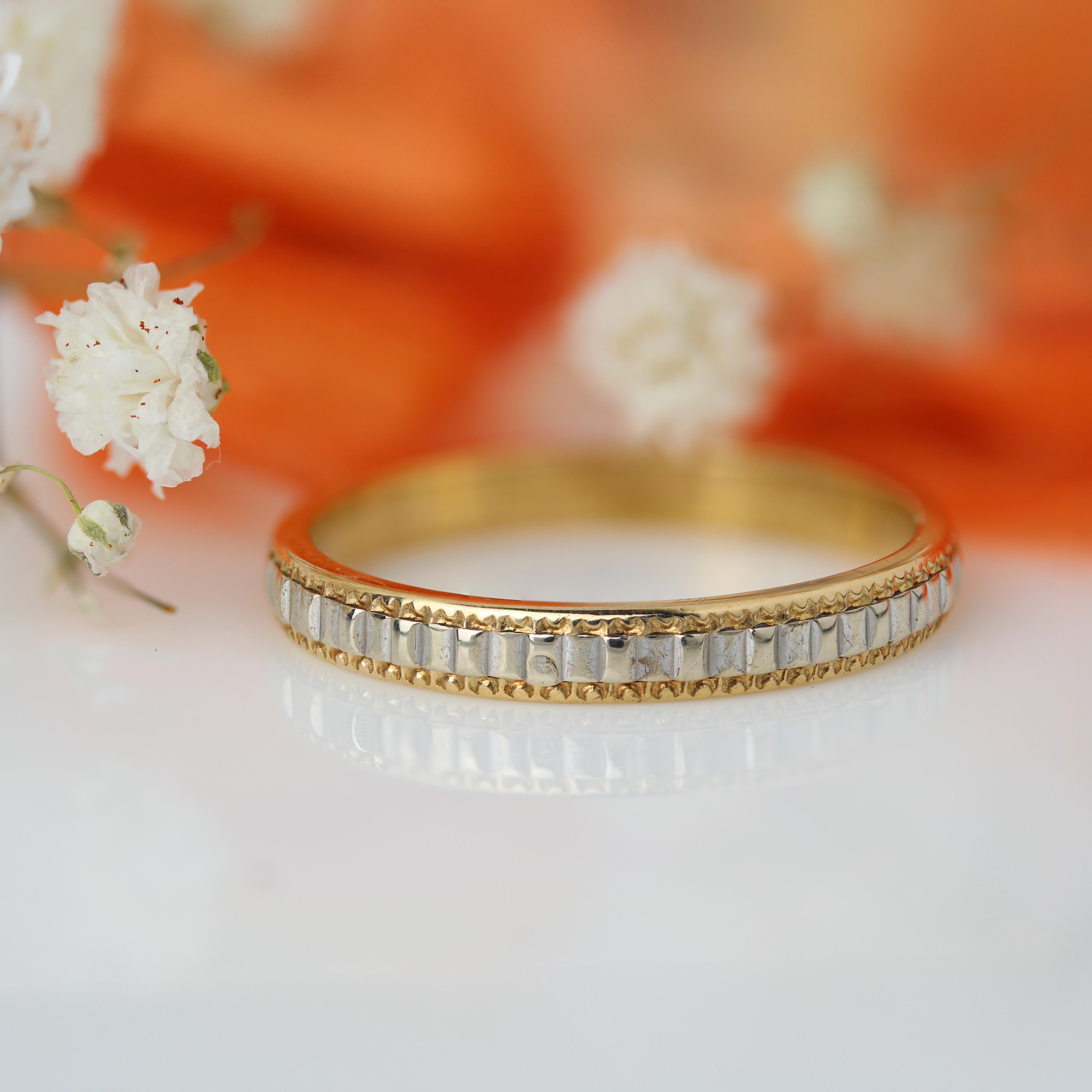 Französischer Hochzeitsring aus 18 Karat Roségold und weißem, gemeißeltem Gold, 1950er Jahre (Retro) im Angebot