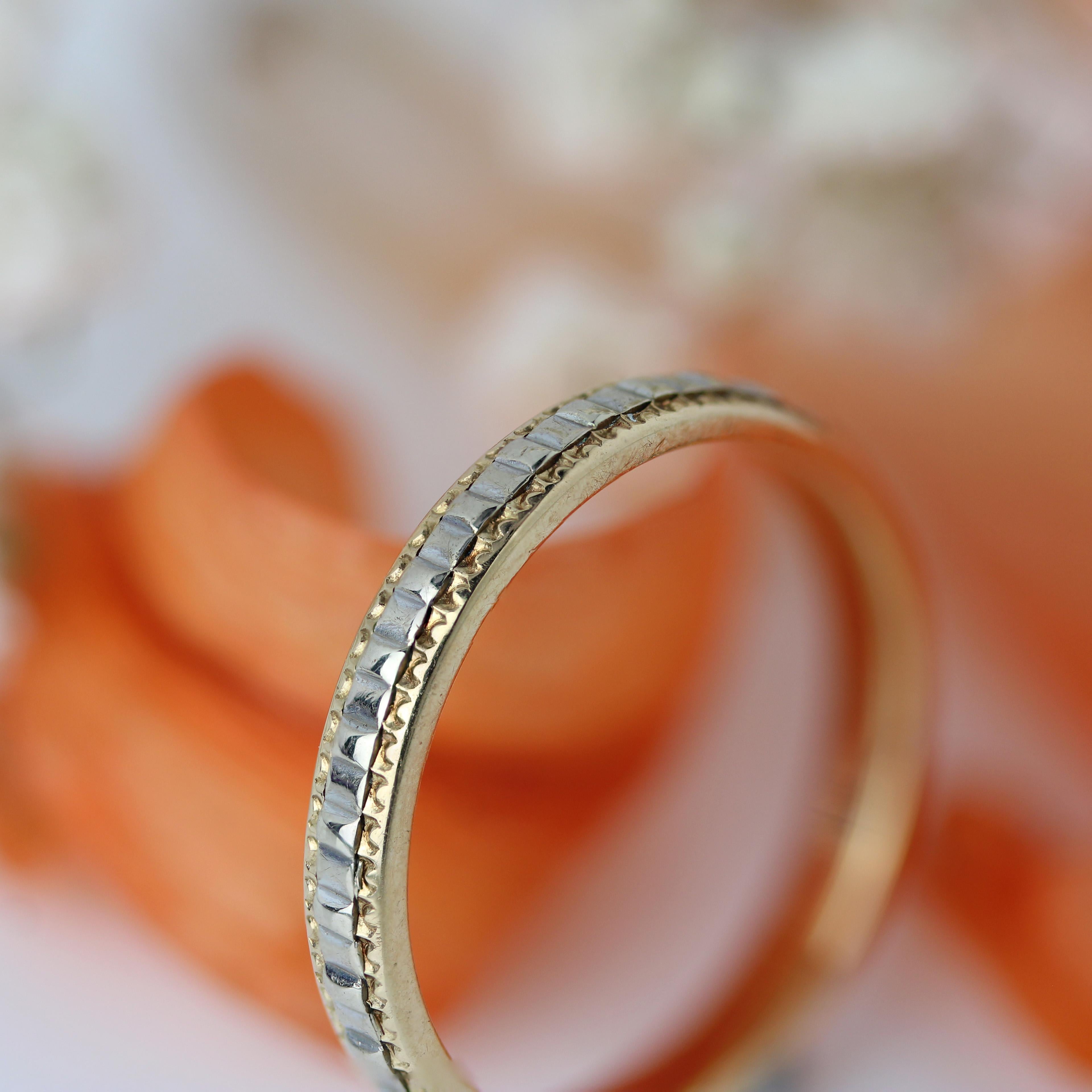 Französischer Hochzeitsring aus 18 Karat Roségold und weißem, gemeißeltem Gold, 1950er Jahre im Angebot 2