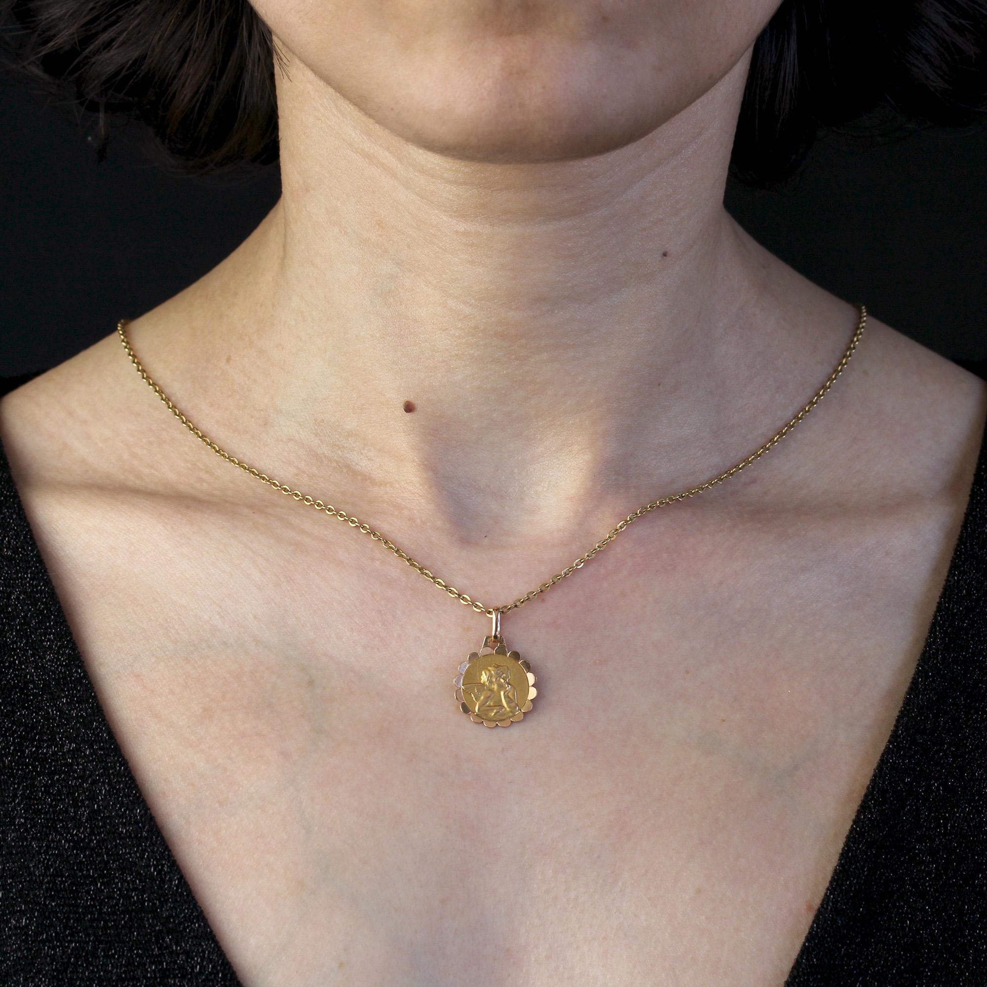 Medal in 18 karat rose gold, eagle head hallmark.
A round medal with a poly-lobed, concave border, depicting a cherub in matte gold. The back is engraved with the first name “Joëlle” and the date “February 14, 1954”.
Pendant sold alone without its